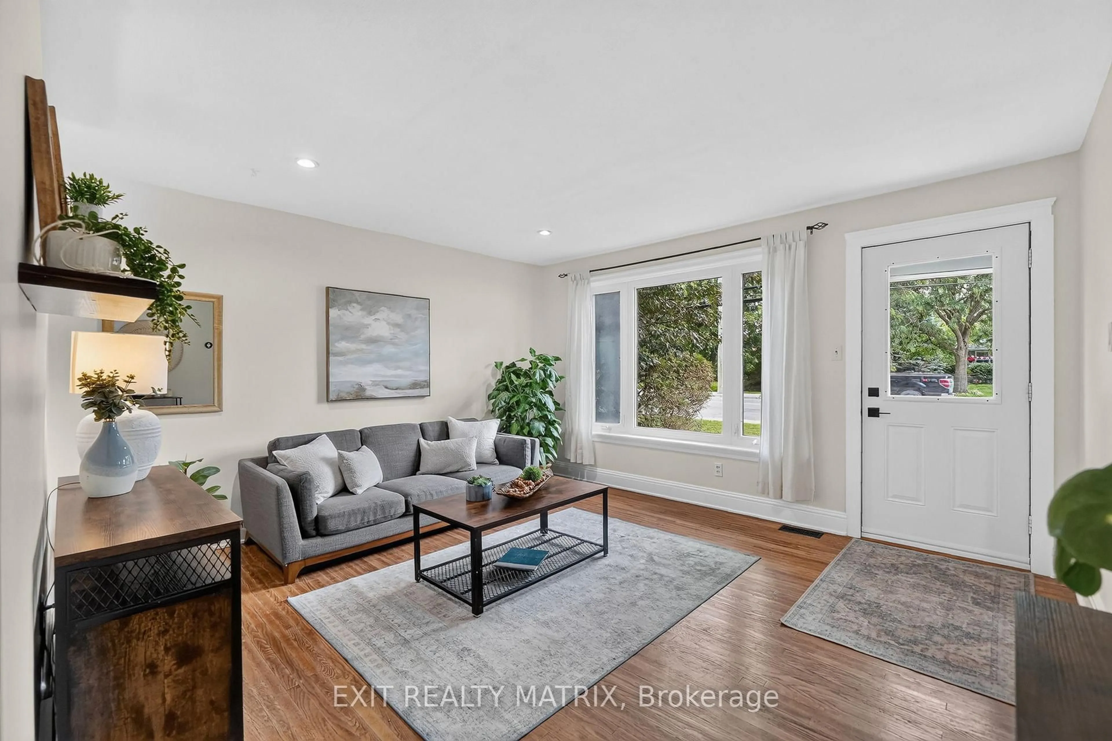 Living room with furniture, unknown for 8150 Victoria St, Metcalfe Ontario K0A 2P0