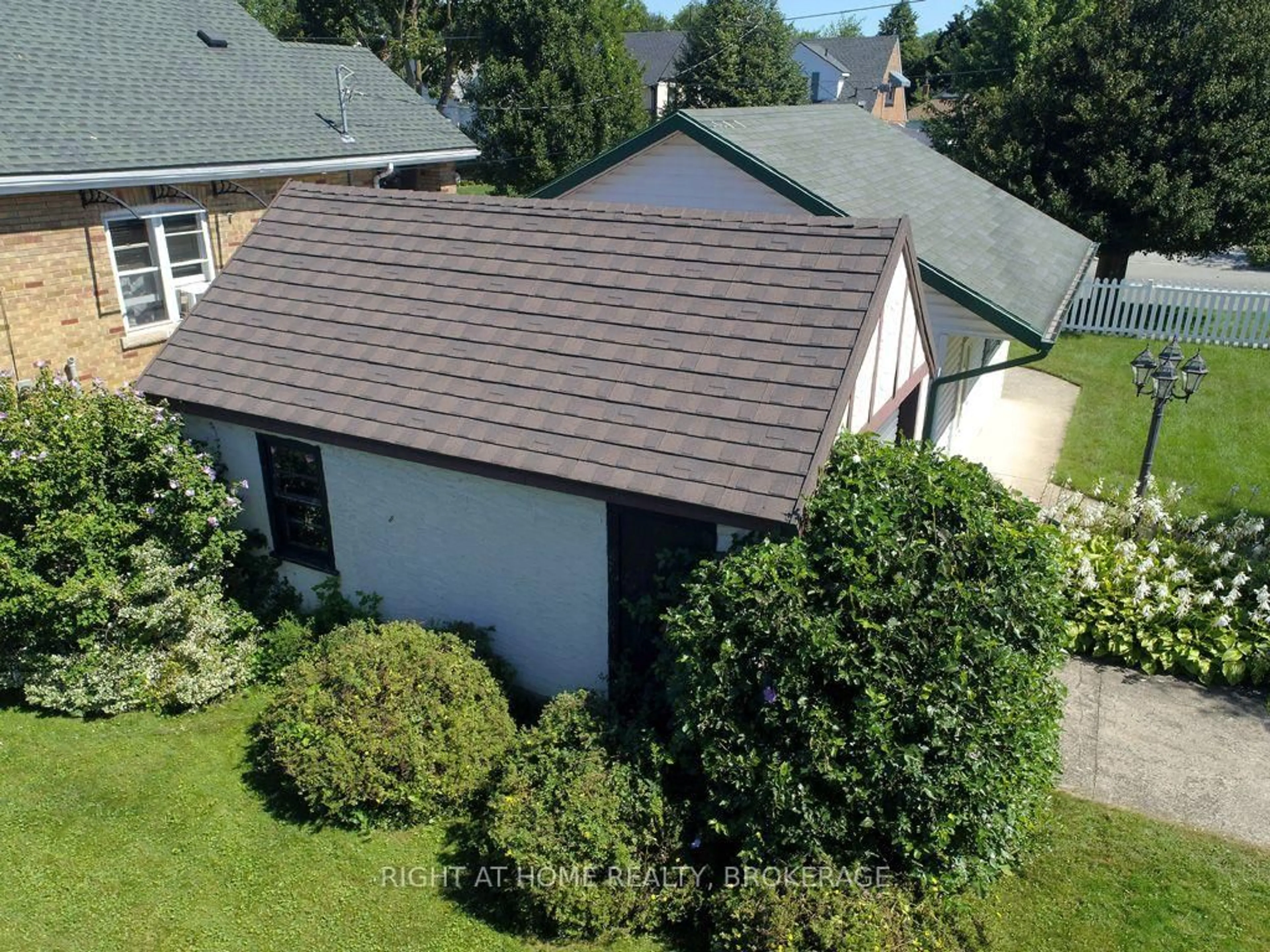 A pic from outside/outdoor area/front of a property/back of a property/a pic from drone, unknown for 31 Stuart Ave, St. Catharines Ontario L2R 1M8