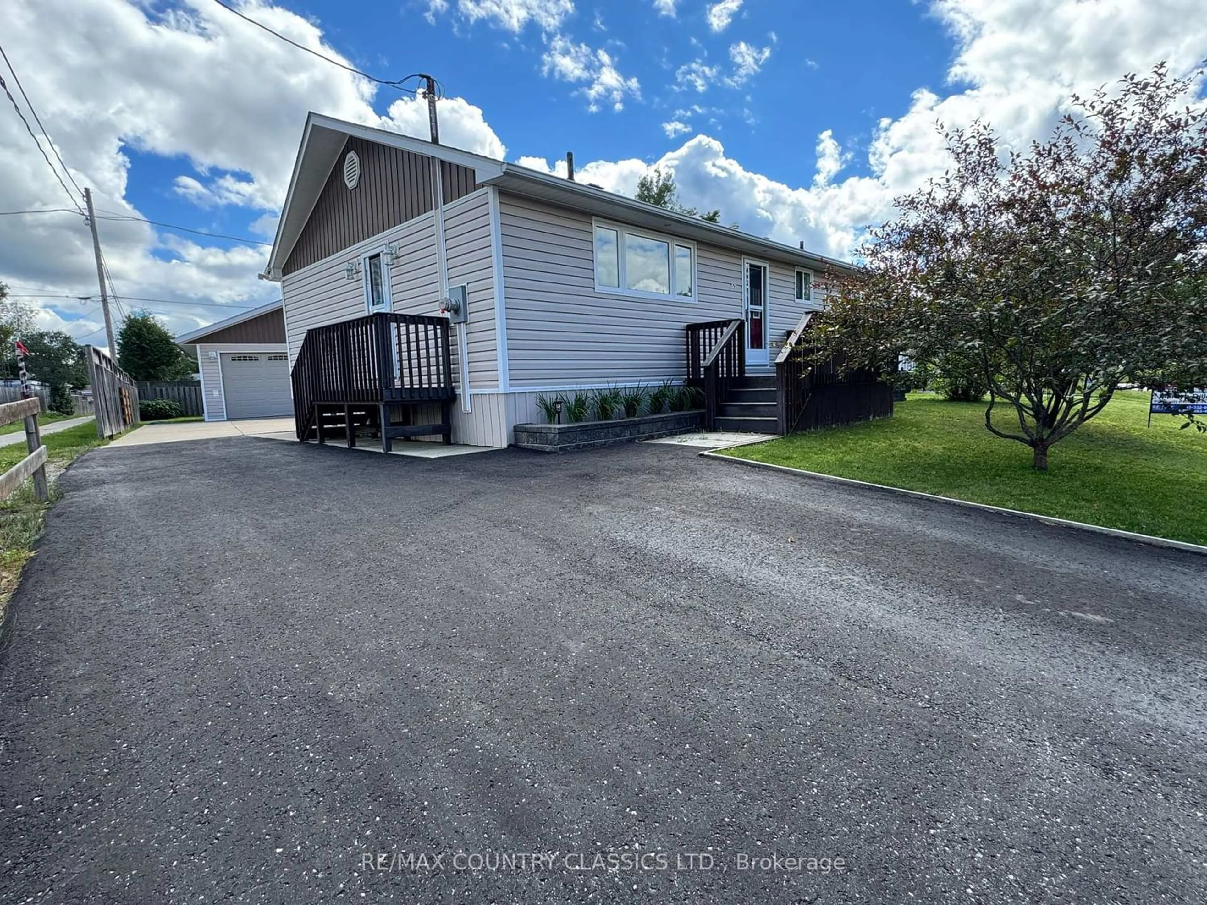 A pic from outside/outdoor area/front of a property/back of a property/a pic from drone, street for 89 Sprucedale St, Highlands East Ontario K0L 1M0