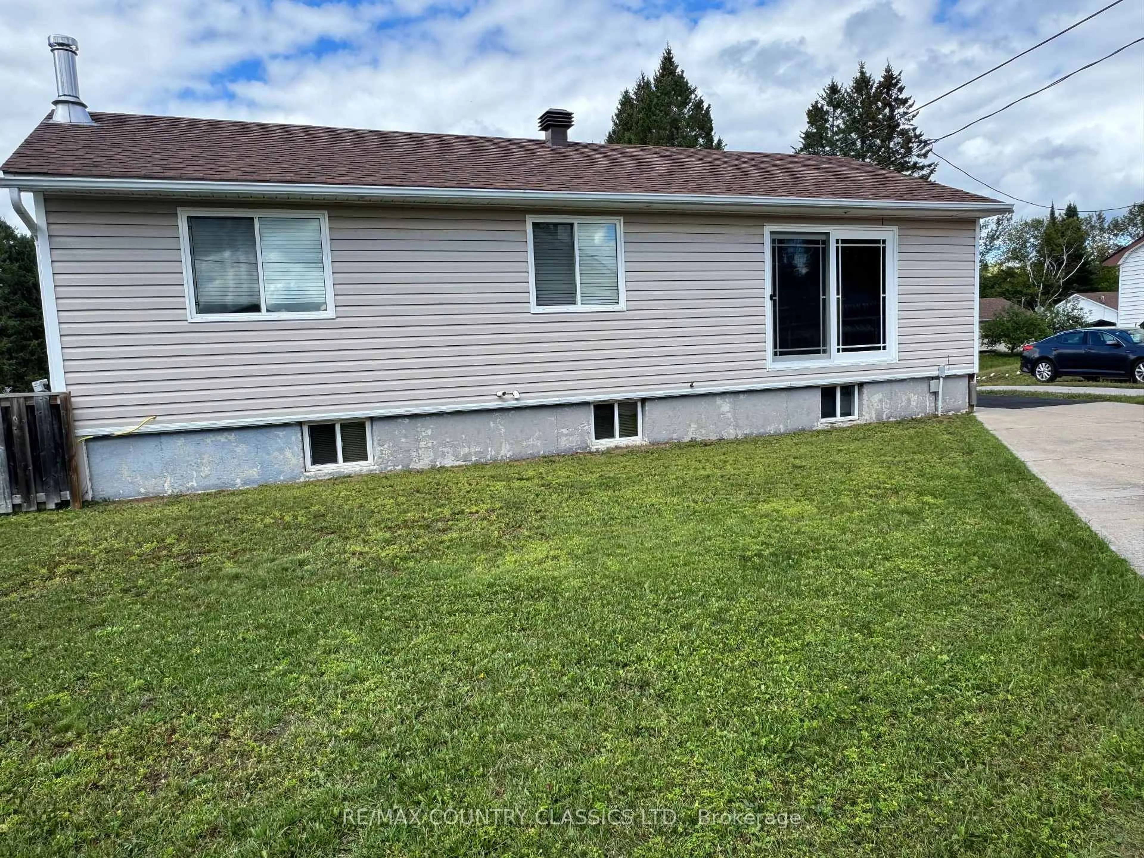 Home with vinyl exterior material, unknown for 89 Sprucedale St, Highlands East Ontario K0L 1M0