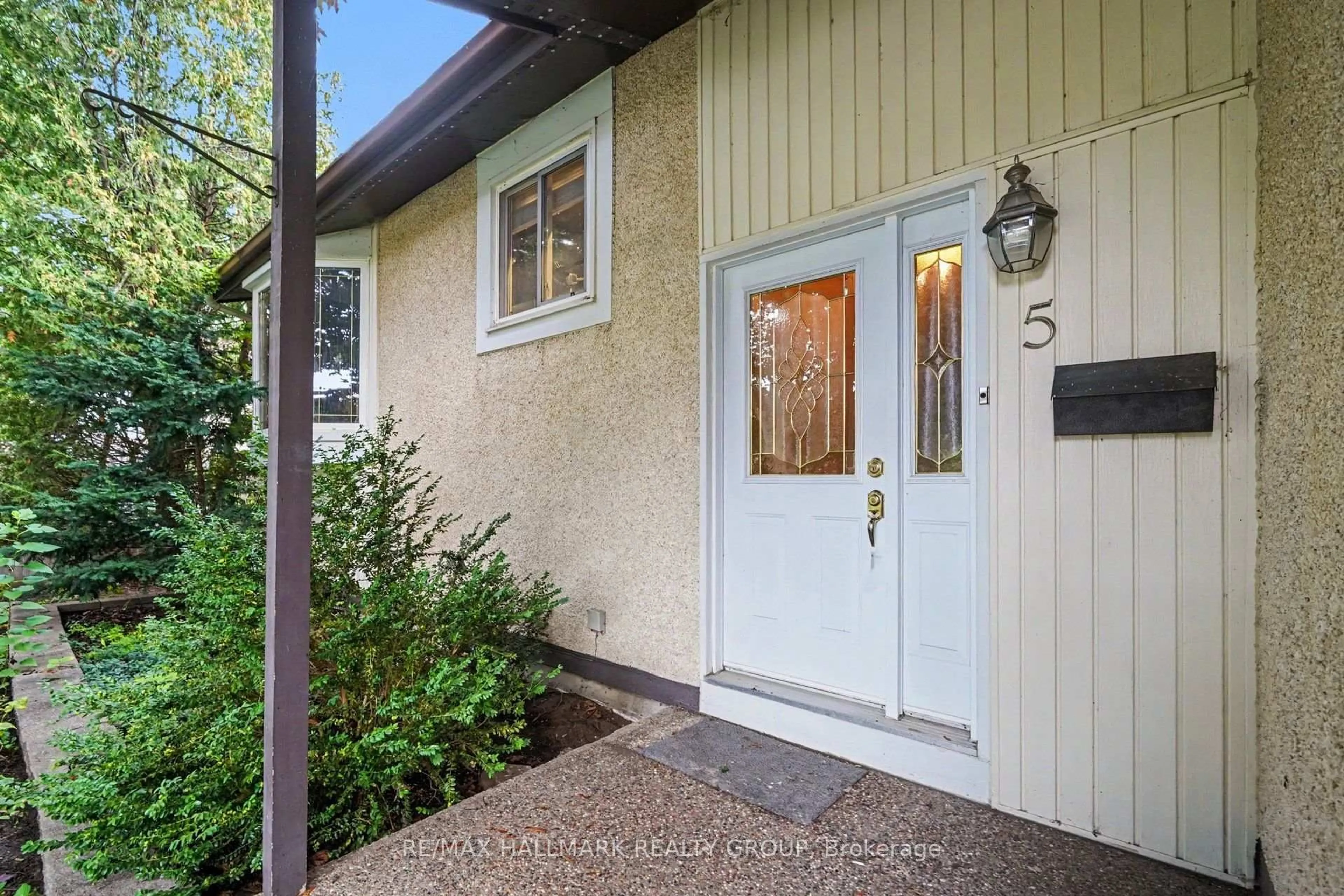 Indoor entryway for 5 Lansfield Way, Ottawa Ontario K2G 3V7