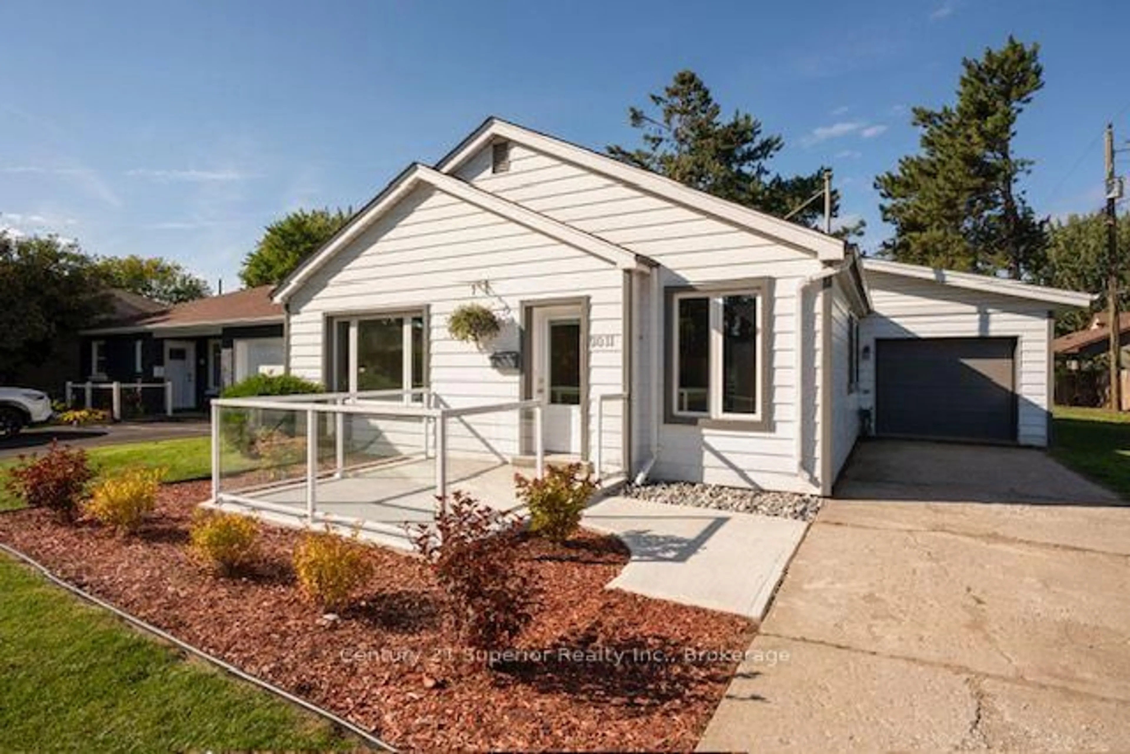 Home with vinyl exterior material, street for 2011 Murray Ave, Thunder Bay Ontario P7E 5B2
