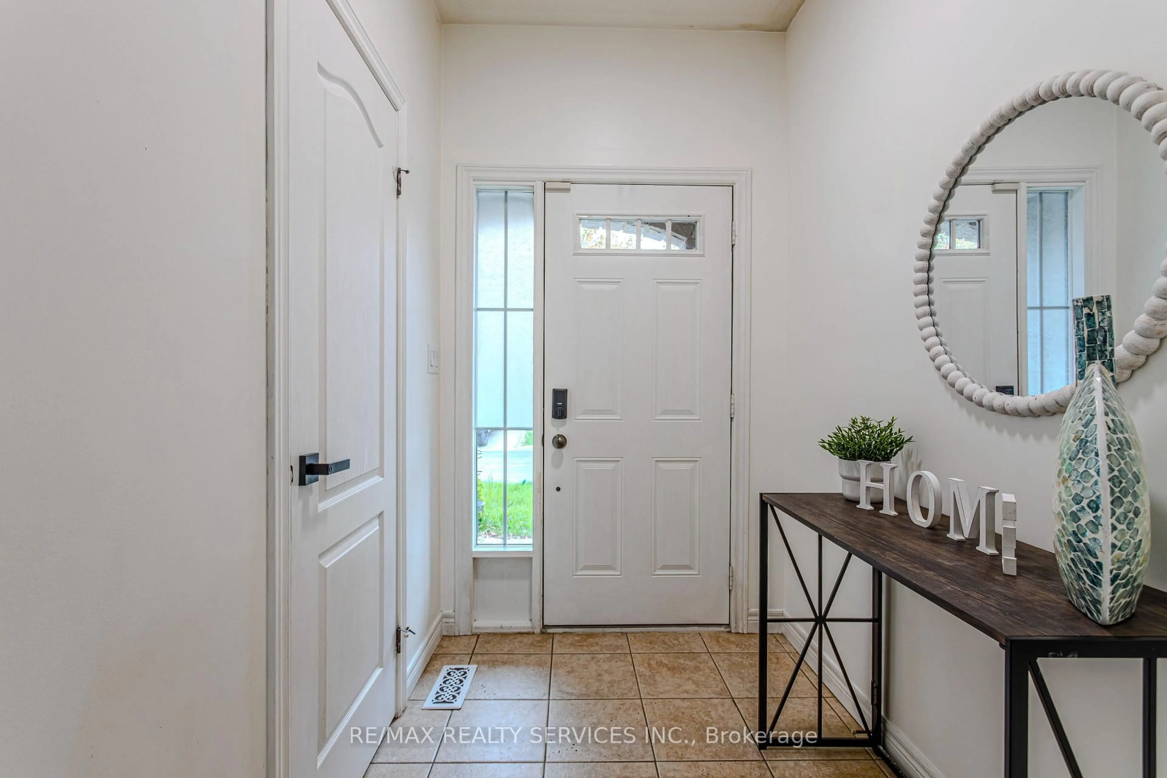 Indoor entryway for 49 Marina Point Cres, Hamilton Ontario L8E 0E4