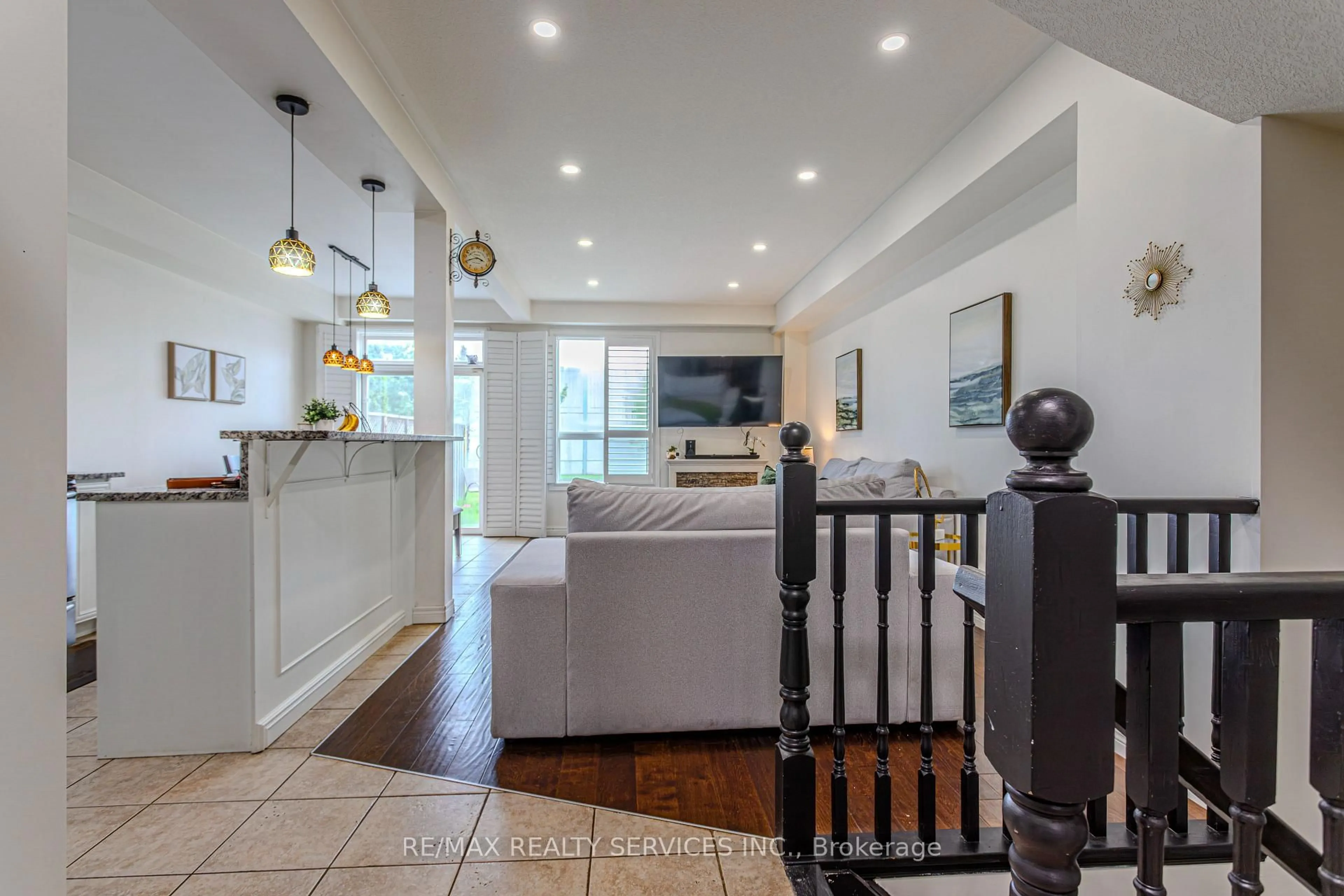 Open concept kitchen, ceramic/tile floor for 49 Marina Point Cres, Hamilton Ontario L8E 0E4