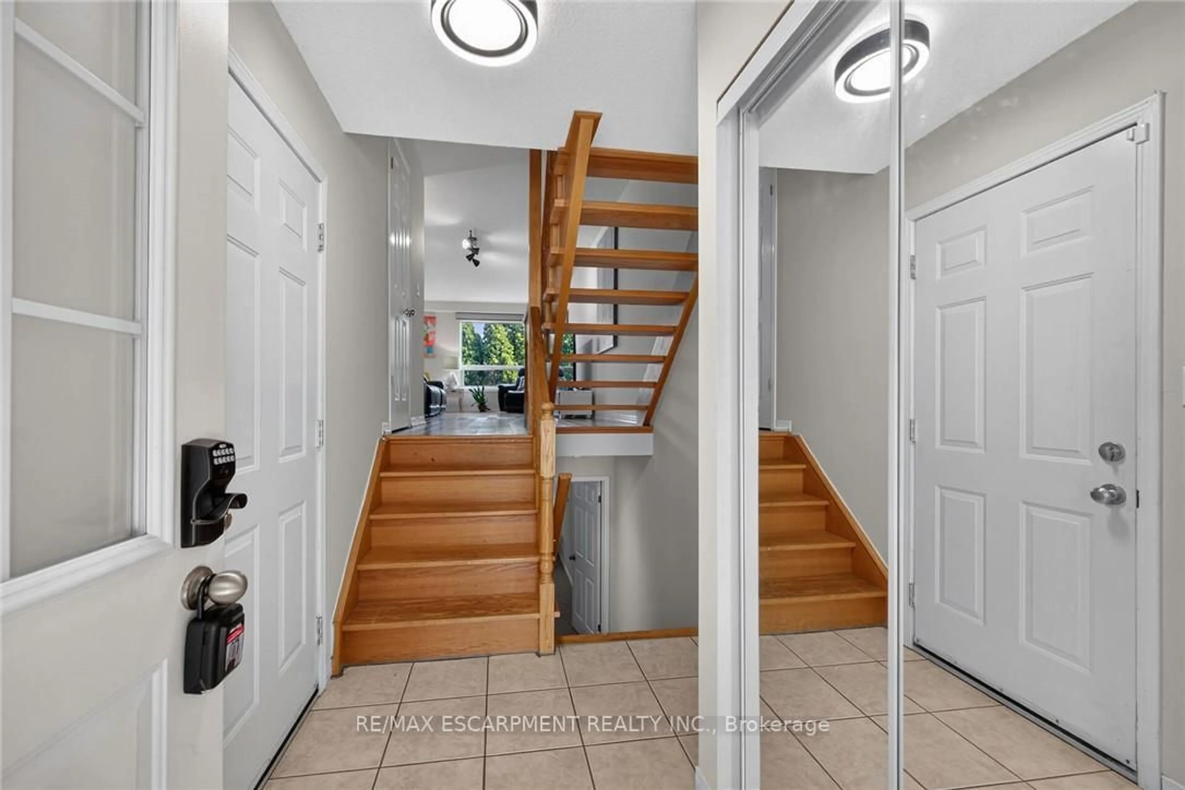 Indoor entryway for 485 Green Rd #30, Hamilton Ontario L8E 6A8