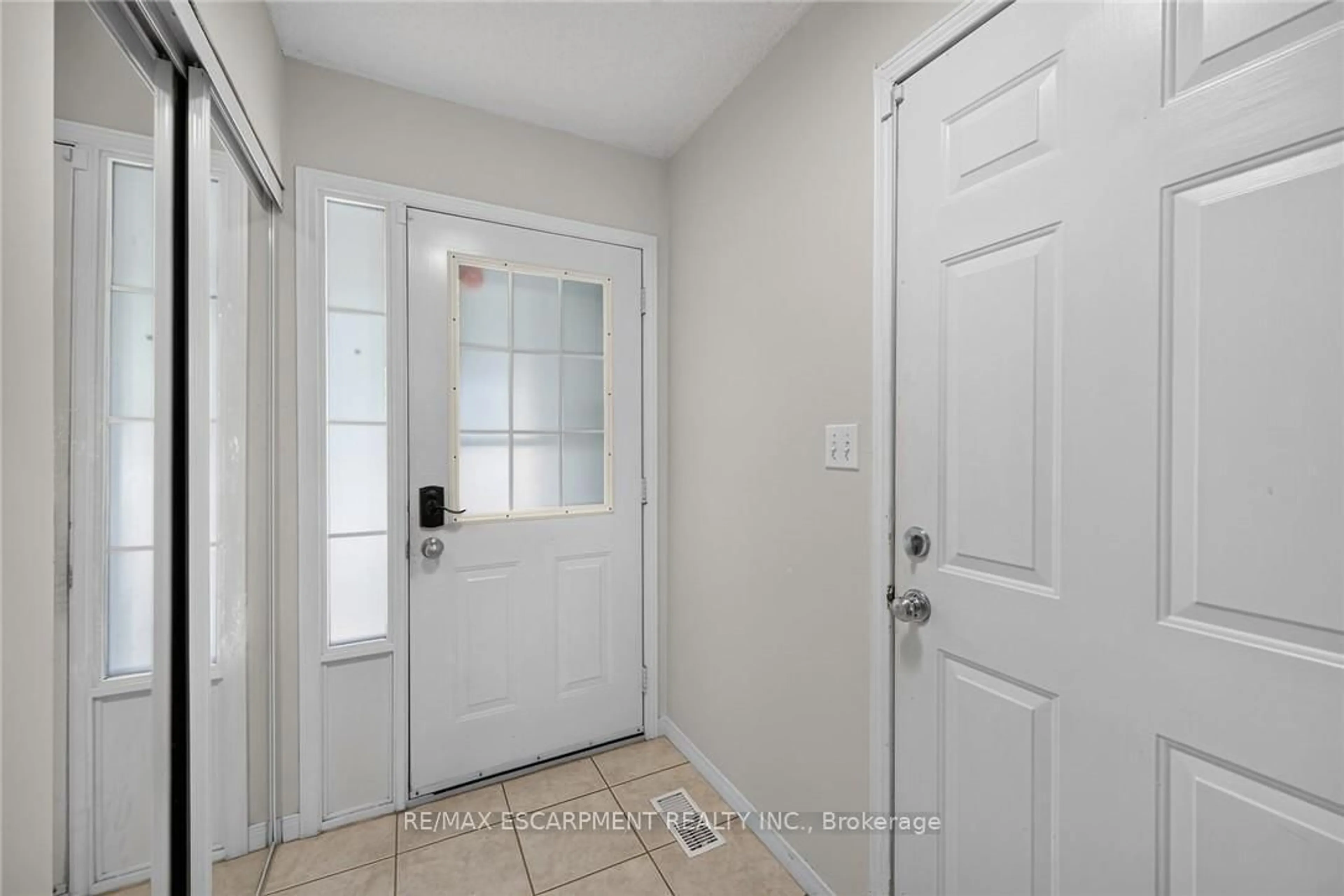 Indoor entryway for 485 Green Rd #30, Hamilton Ontario L8E 6A8