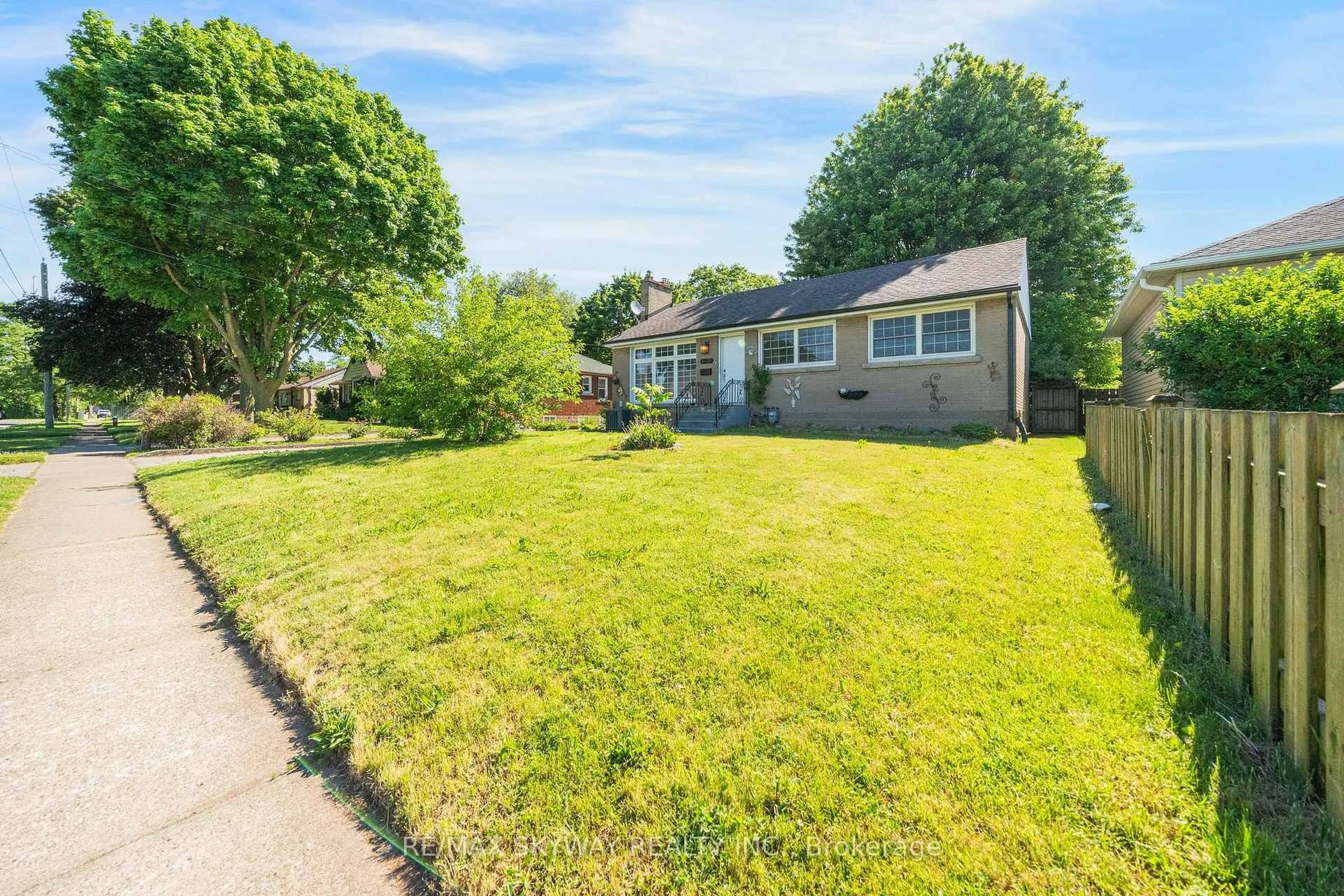 A pic from outside/outdoor area/front of a property/back of a property/a pic from drone, street for 6604 Locus Ave, Niagara Falls Ontario L2G 4K7