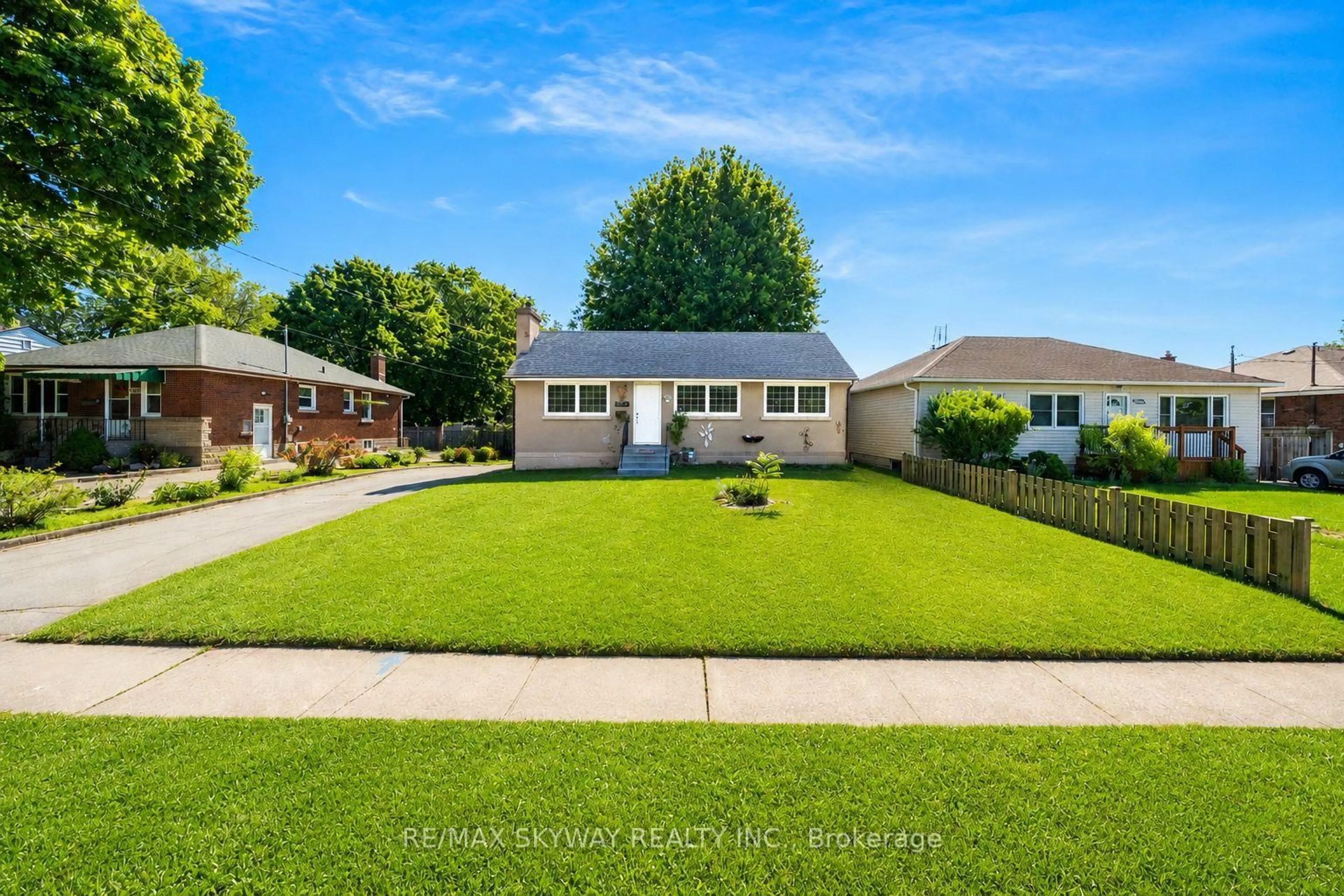 A pic from outside/outdoor area/front of a property/back of a property/a pic from drone, street for 6604 Locus Ave, Niagara Falls Ontario L2G 4K7