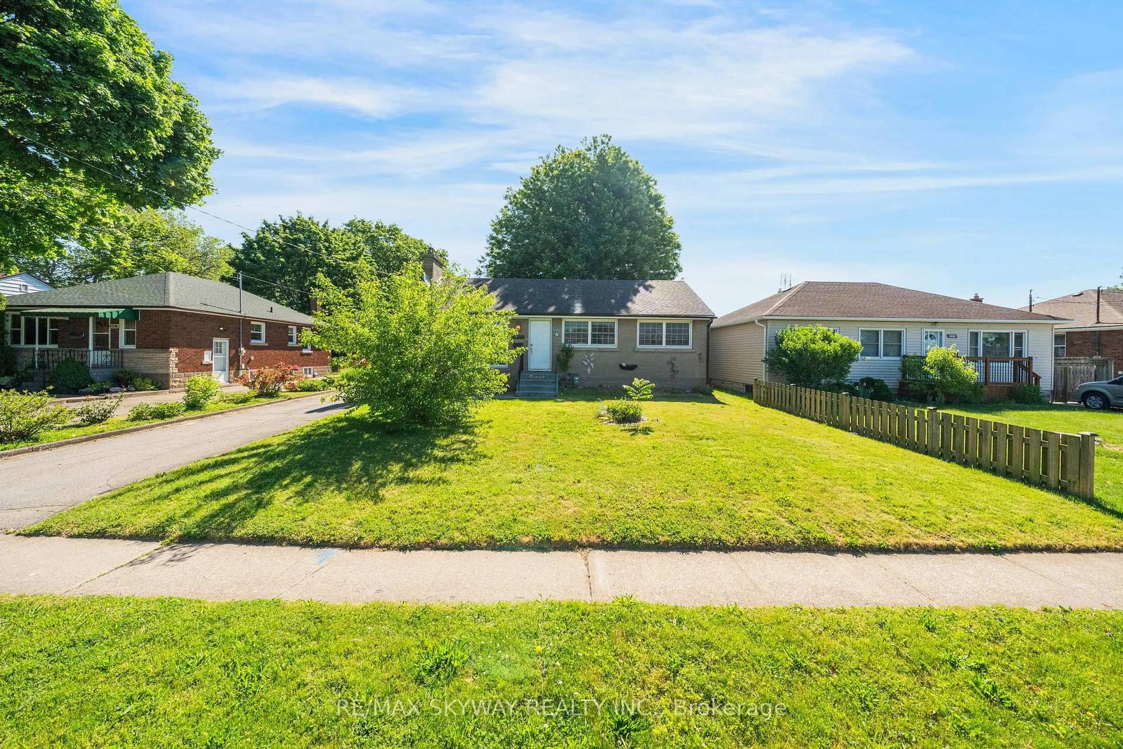 A pic from outside/outdoor area/front of a property/back of a property/a pic from drone, street for 6604 Locus Ave, Niagara Falls Ontario L2G 4K7