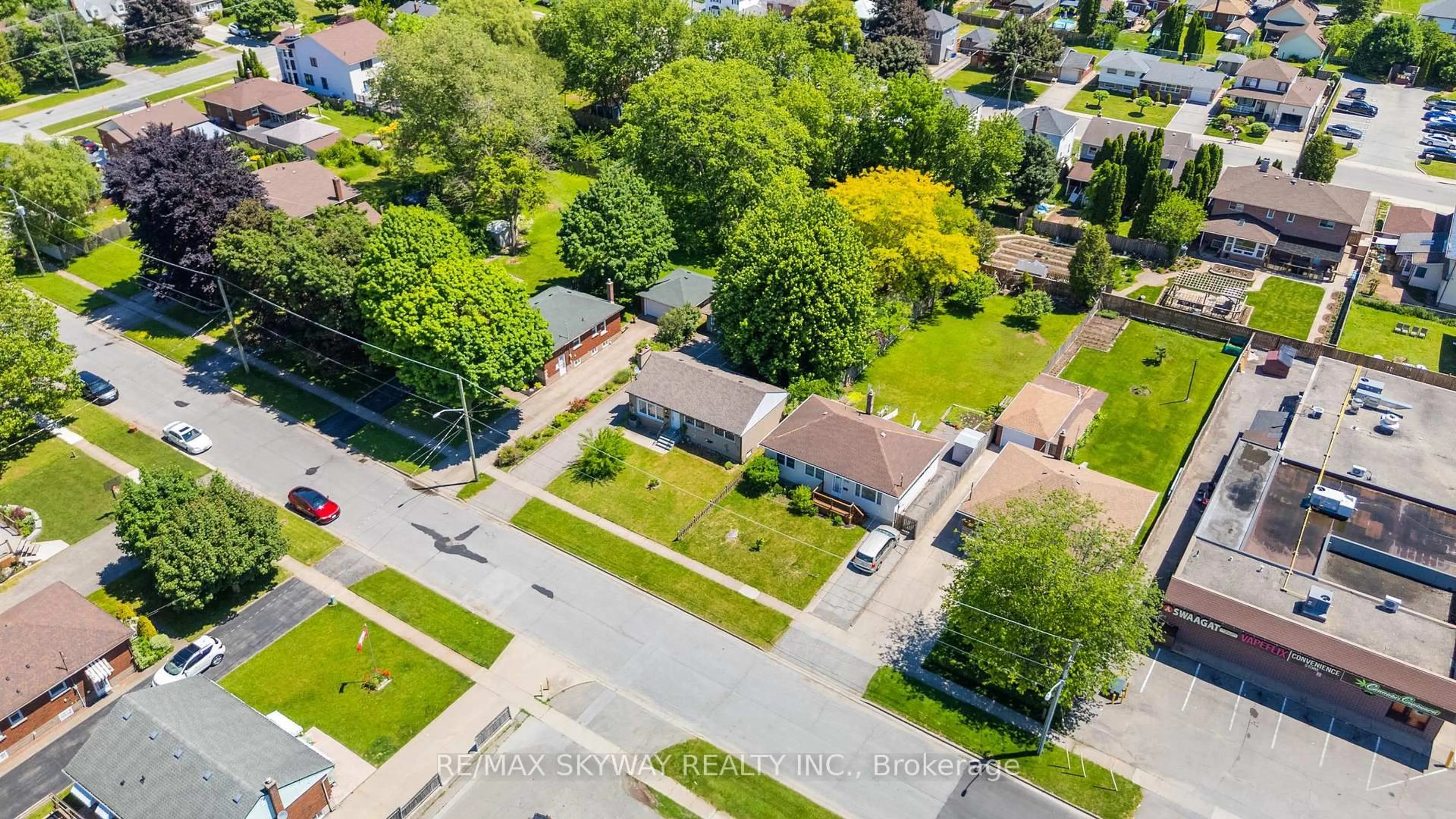 A pic from outside/outdoor area/front of a property/back of a property/a pic from drone, street for 6604 Locus Ave, Niagara Falls Ontario L2G 4K7