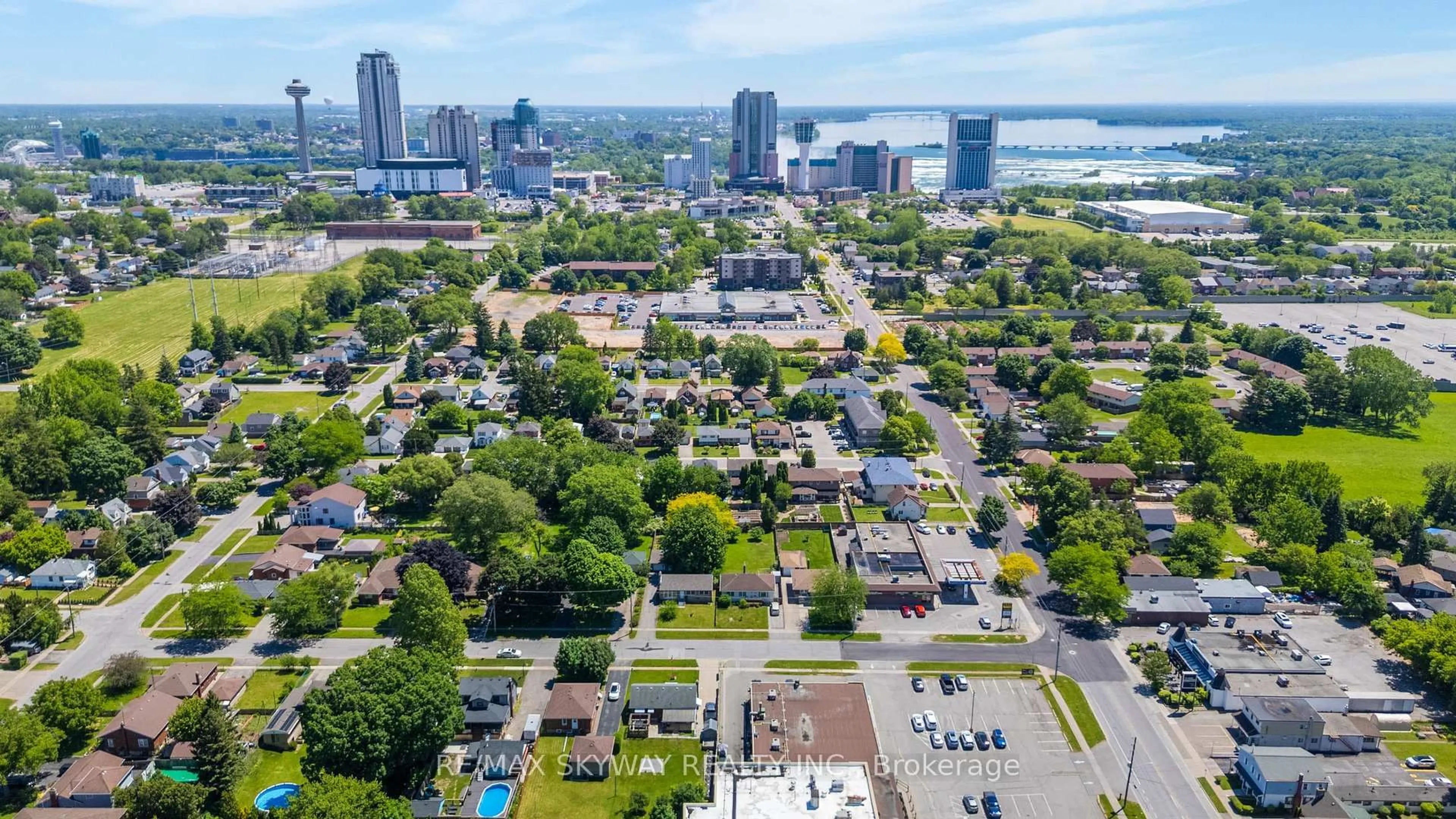 A pic from outside/outdoor area/front of a property/back of a property/a pic from drone, city buildings view from balcony for 6604 Locus Ave, Niagara Falls Ontario L2G 4K7