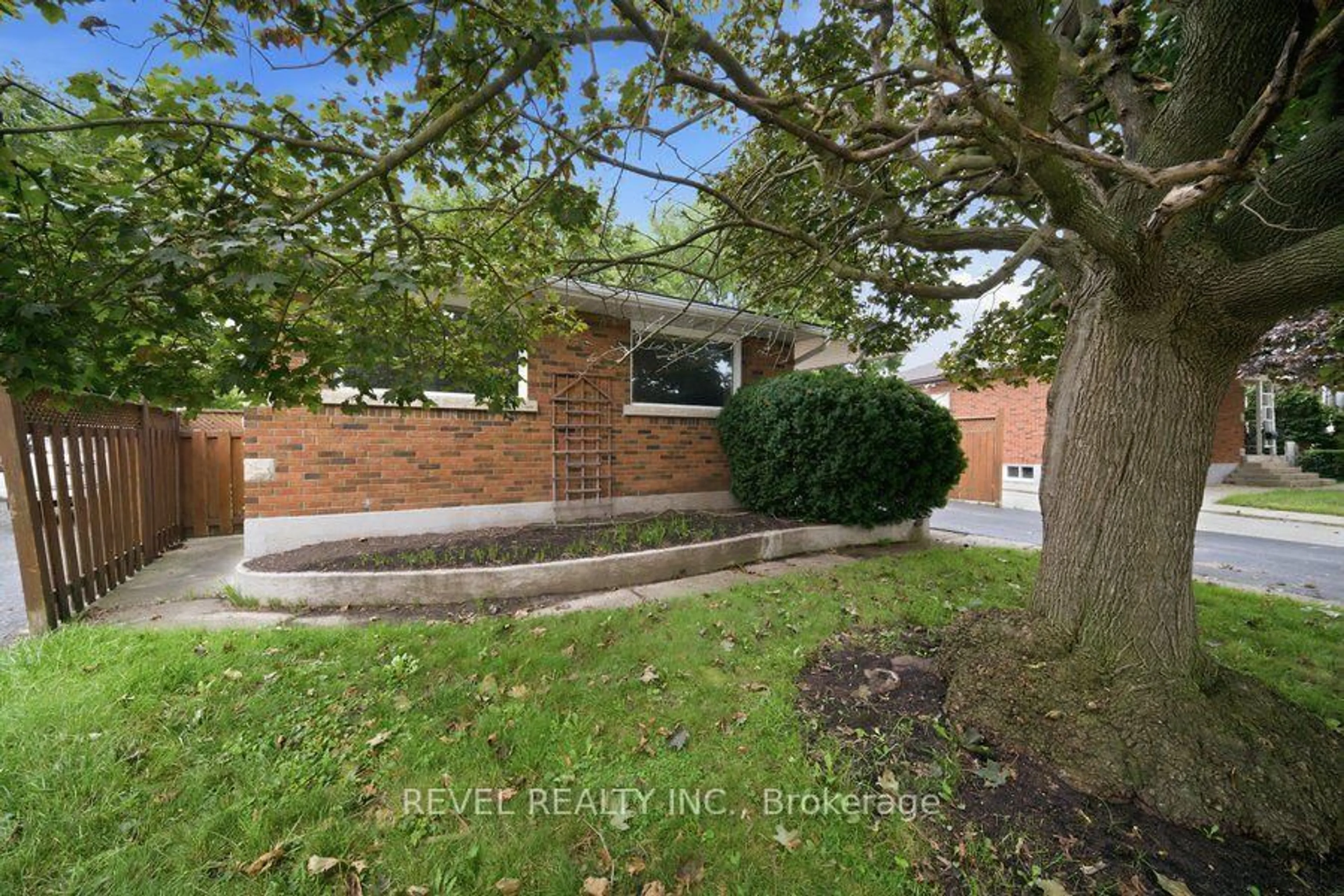 Home with brick exterior material, street for 115 Tenth Ave, Brantford Ontario N3S 1G5