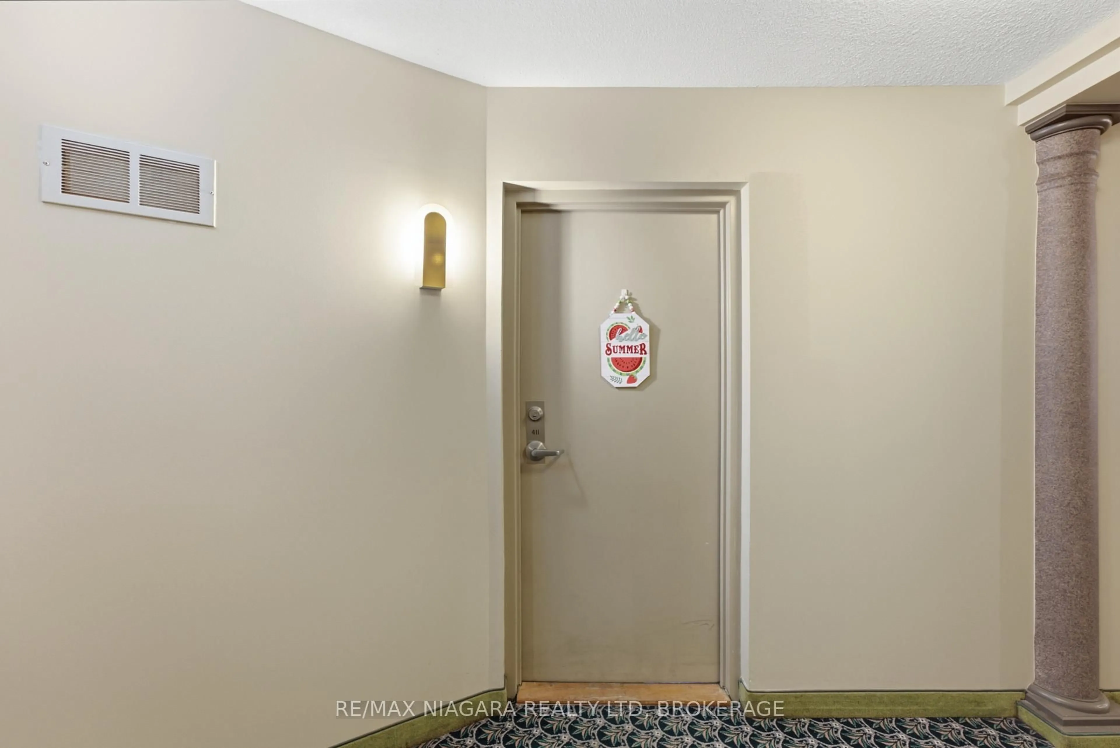 Indoor foyer for 7 Gale Cres #411, St. Catharines Ontario L2R 7M8