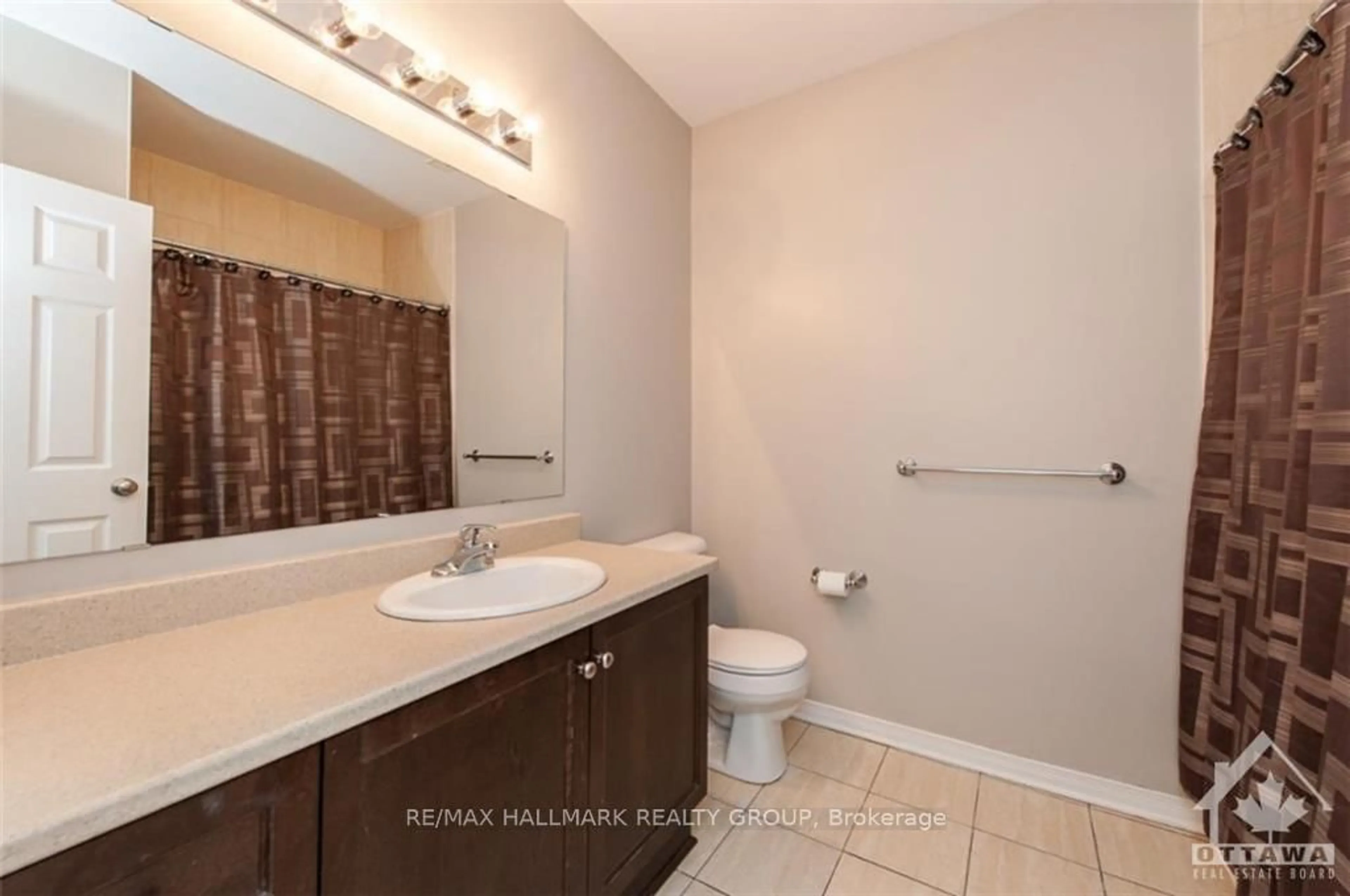 Standard bathroom, ceramic/tile floor for 49 Jardin Private #337, Ottawa Ontario K1K 2V8