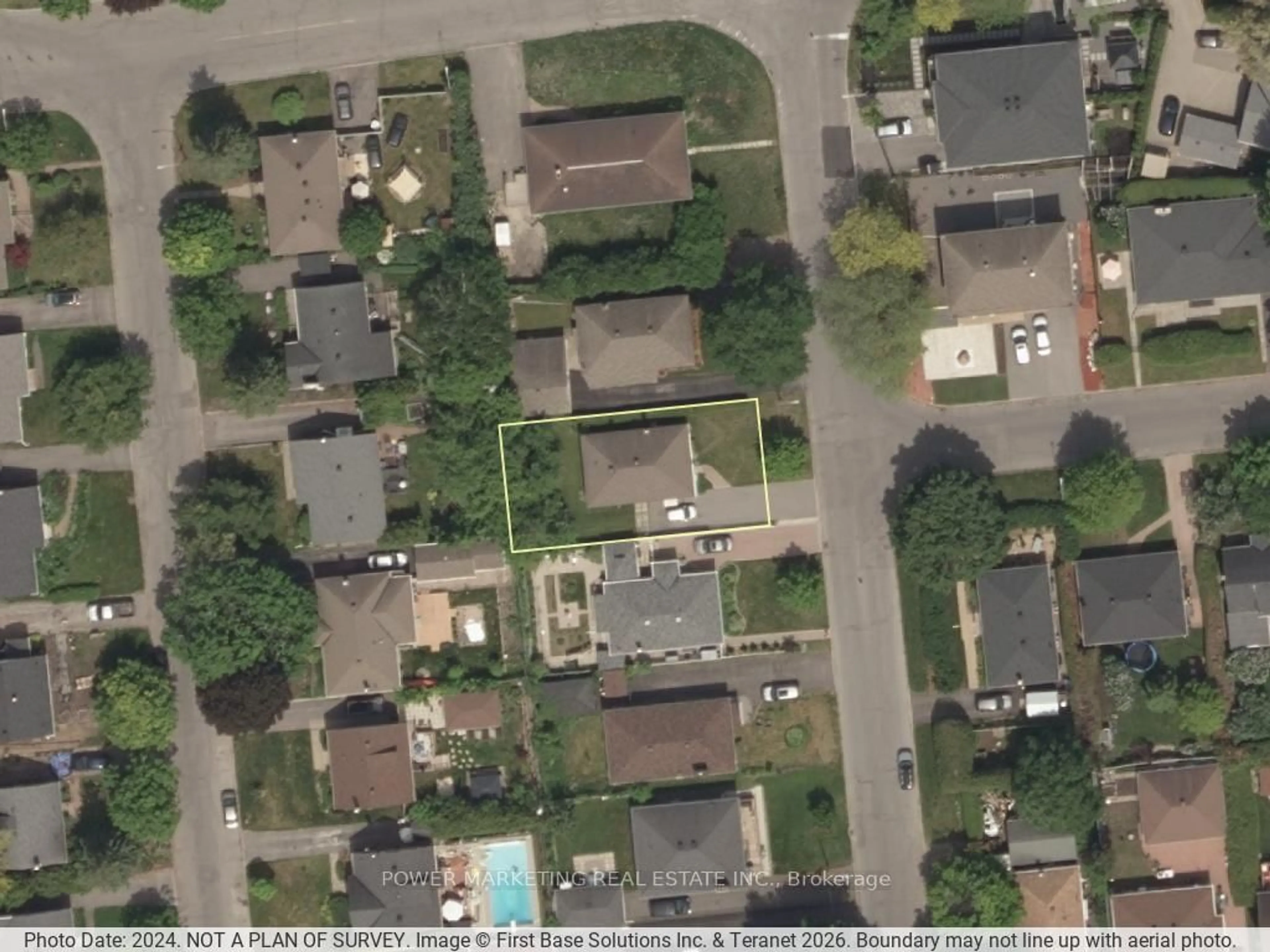 A pic from outside/outdoor area/front of a property/back of a property/a pic from drone, street for 944 Eve St, Ottawa Ontario K1K 3R4