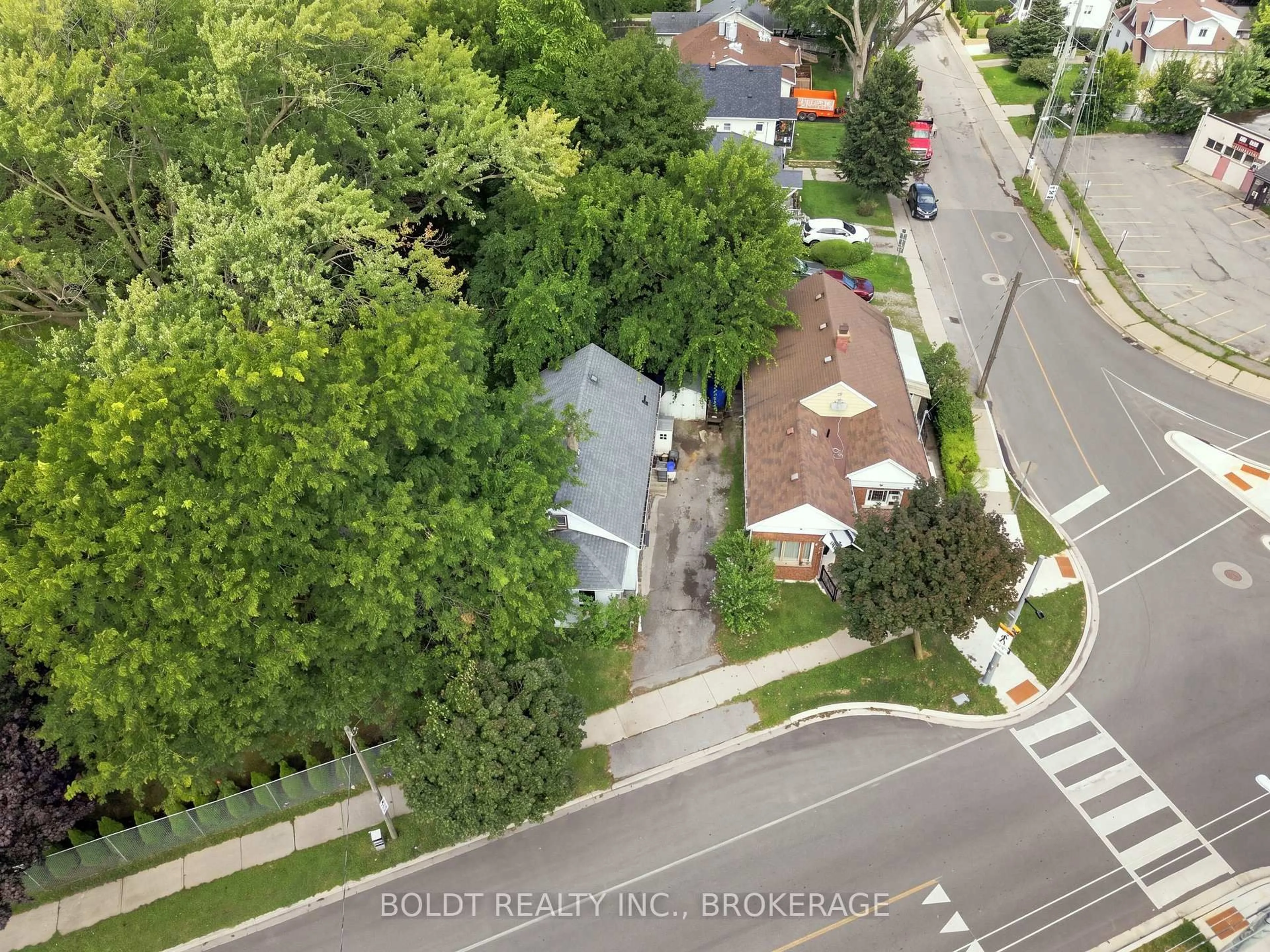 A pic from outside/outdoor area/front of a property/back of a property/a pic from drone, city buildings view from balcony for 53 Carlton St, St. Catharines Ontario L2R 1P7