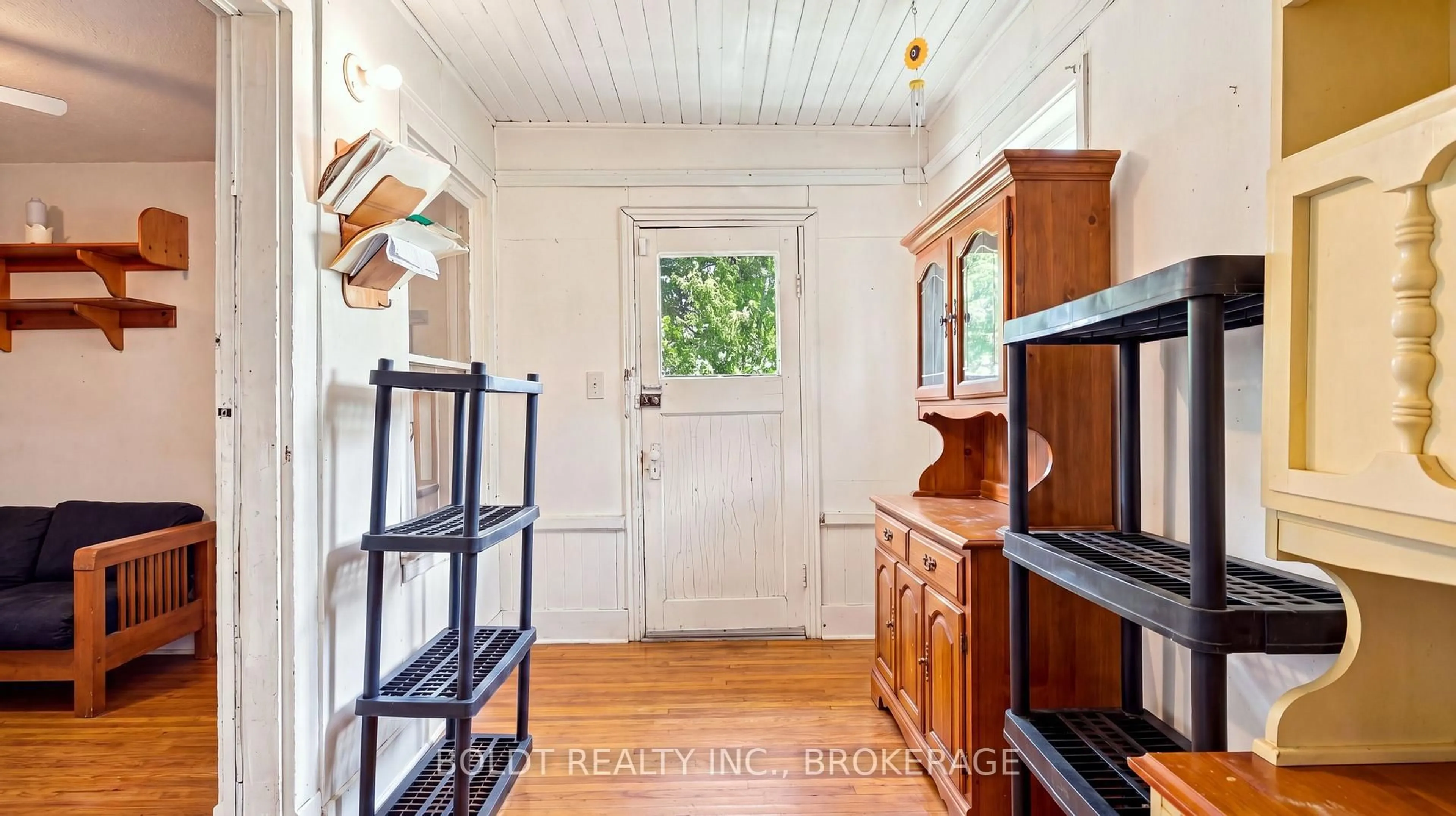 Indoor entryway for 53 Carlton St, St. Catharines Ontario L2R 1P7