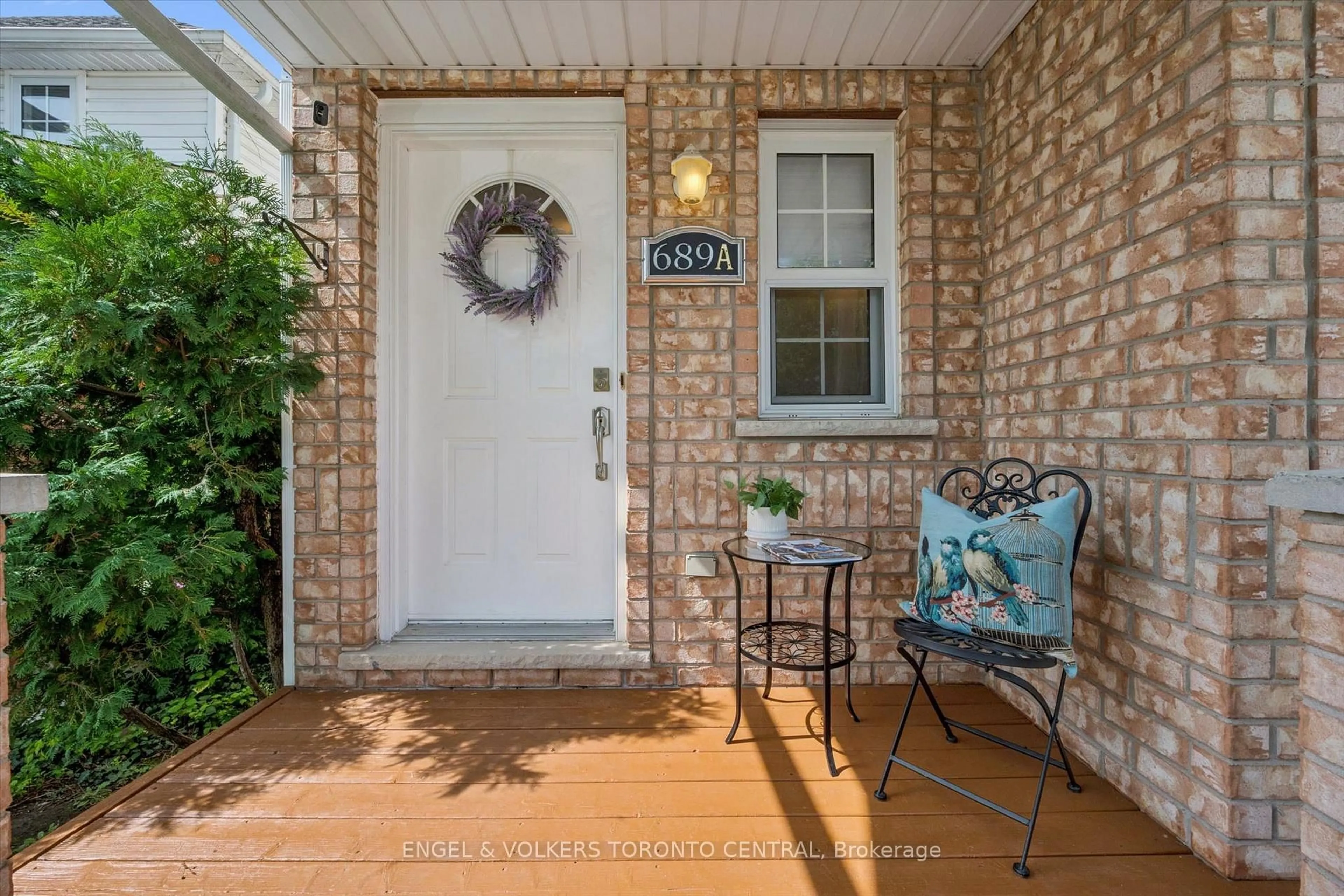 Indoor entryway for 689A Star Flower Ave, Waterloo Ontario N2V 2L2