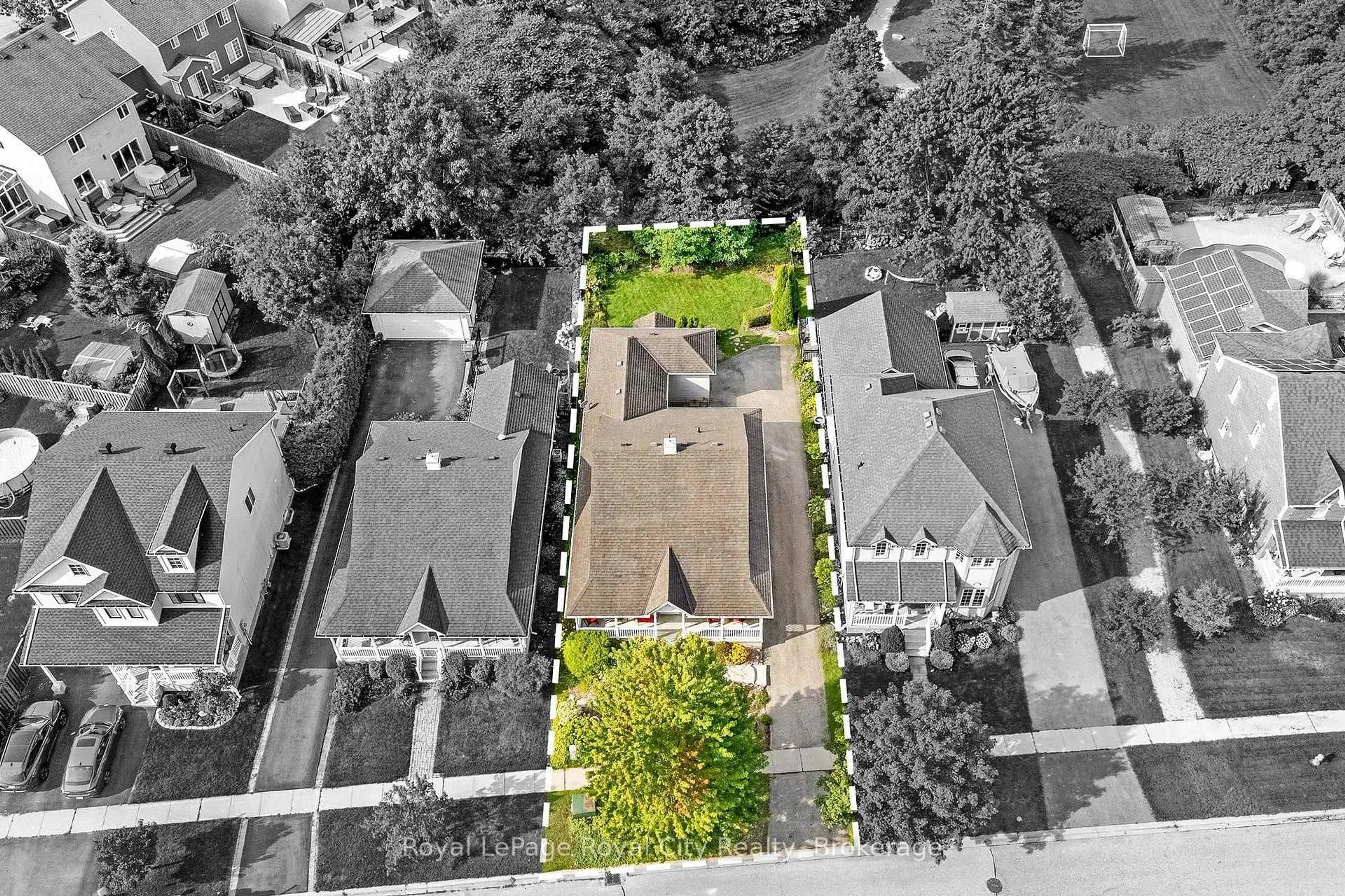 A pic from outside/outdoor area/front of a property/back of a property/a pic from drone, street for 127 Old Maple Blvd, Guelph/Eramosa Ontario N0B 2K0