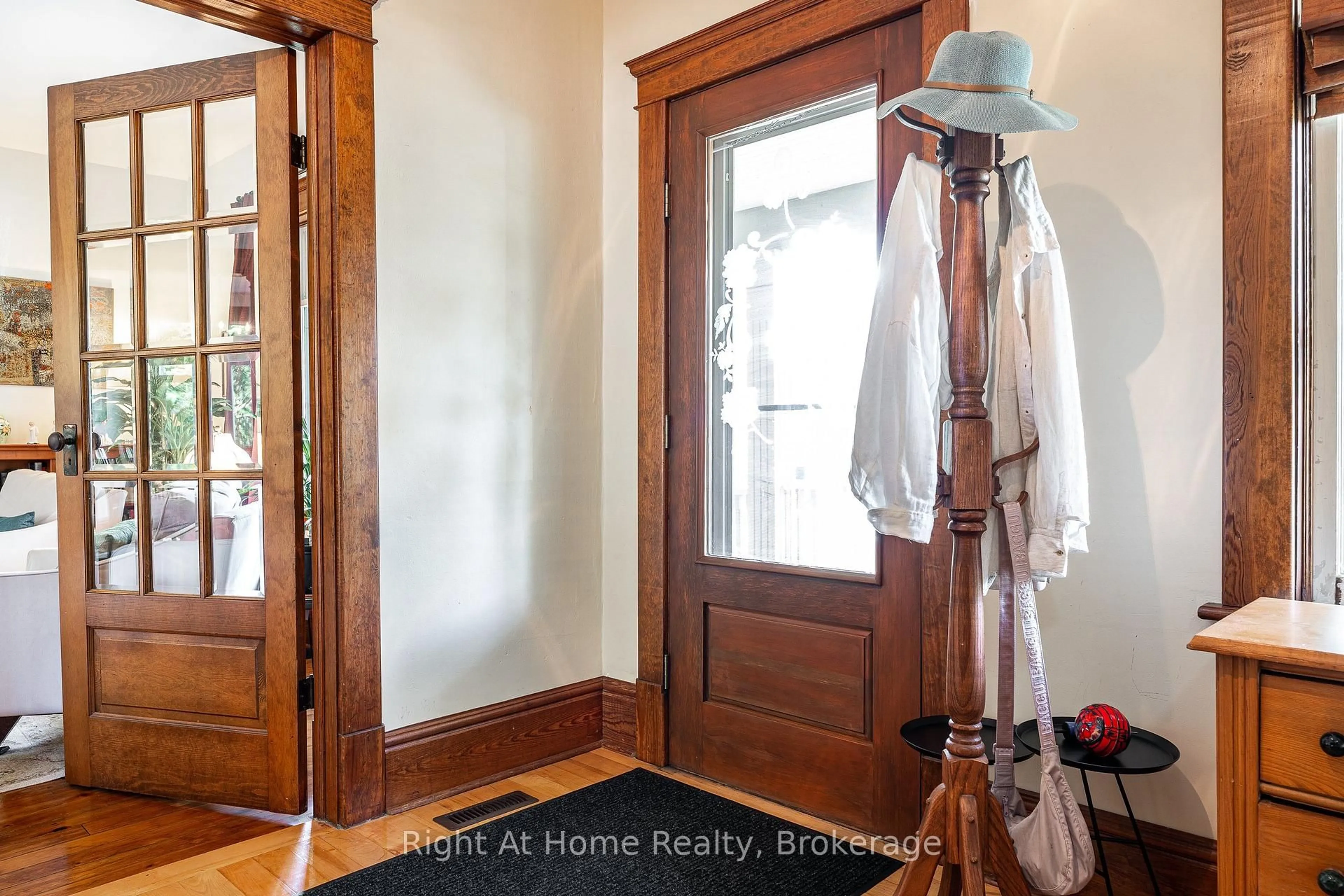 Indoor entryway for 142 Elizabeth St, Stratford Ontario N5A 4Z3