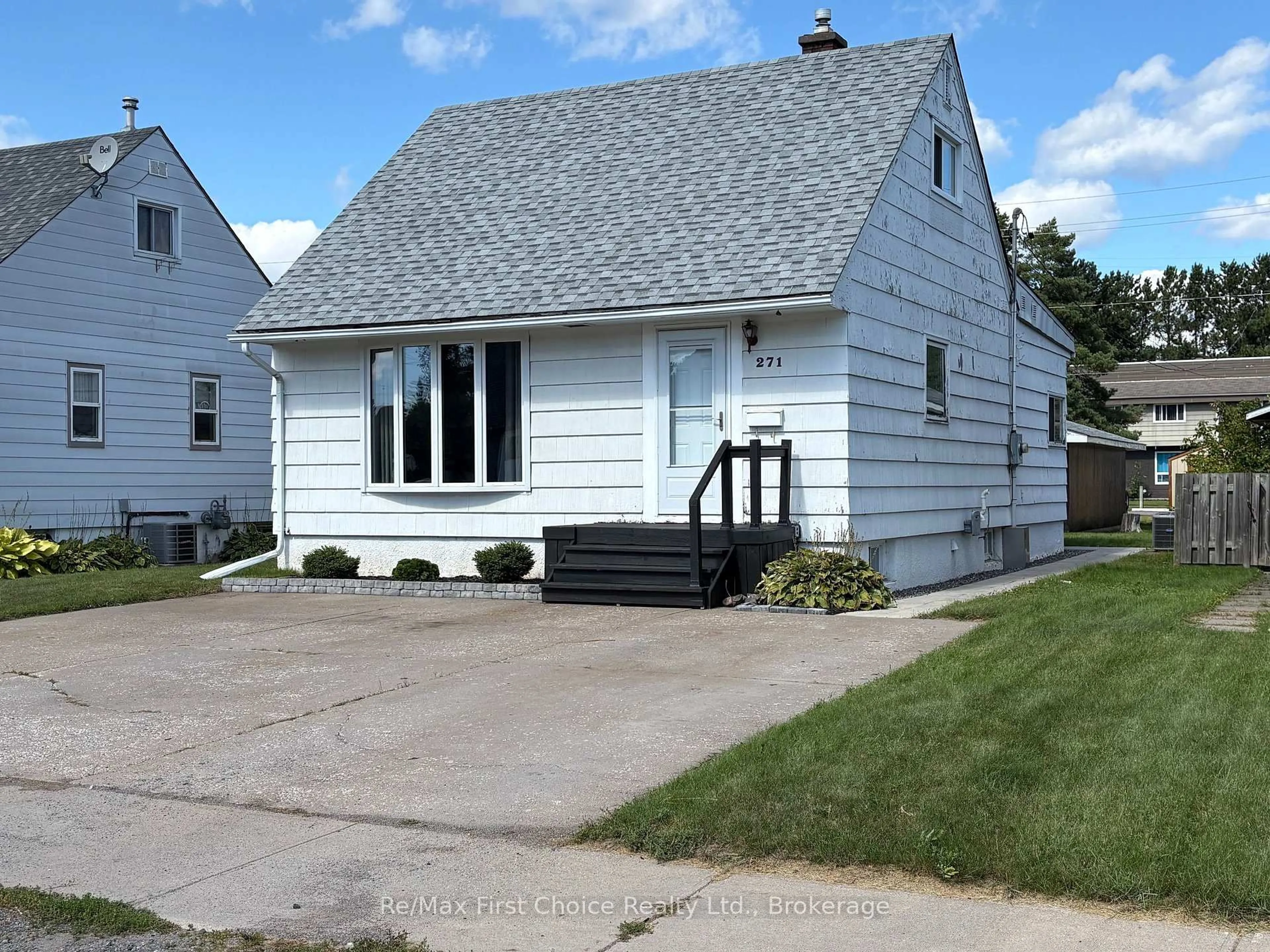 Home with vinyl exterior material, street for 271 Christina St, Thunder Bay Ontario P7E 4P5