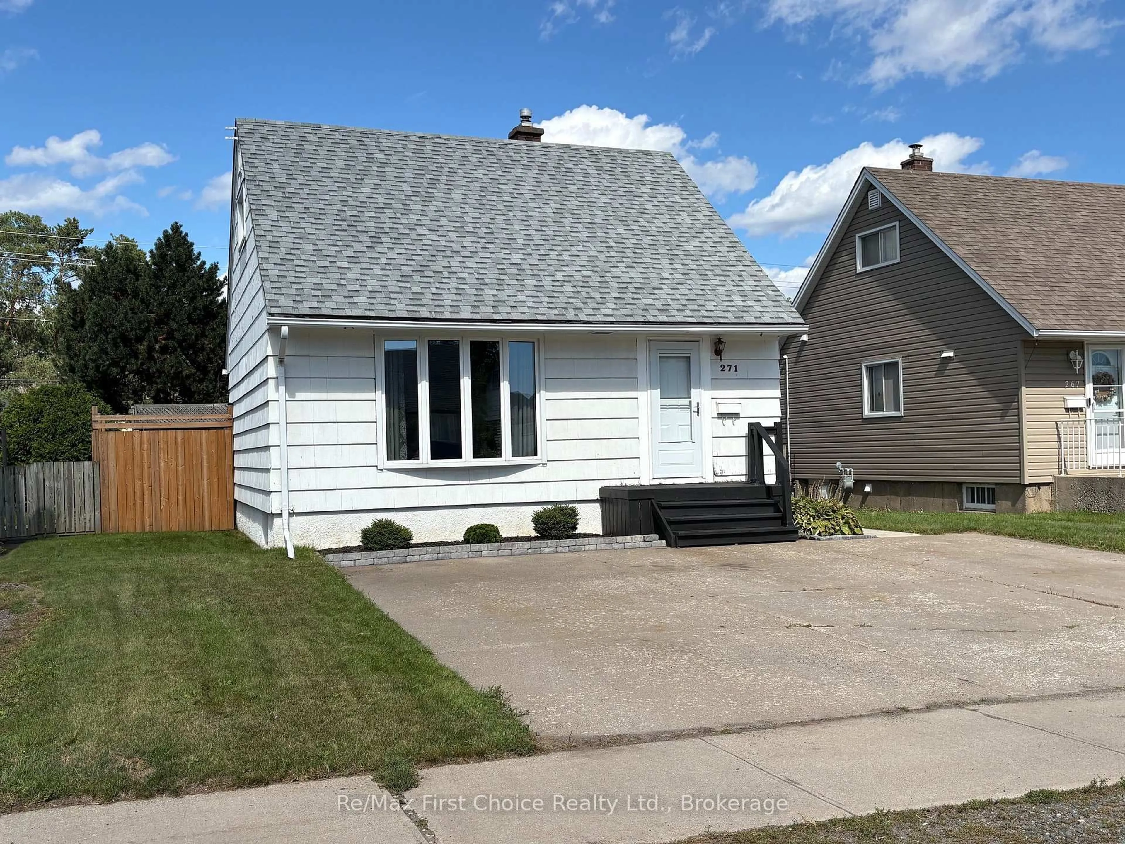 Home with vinyl exterior material, street for 271 Christina St, Thunder Bay Ontario P7E 4P5