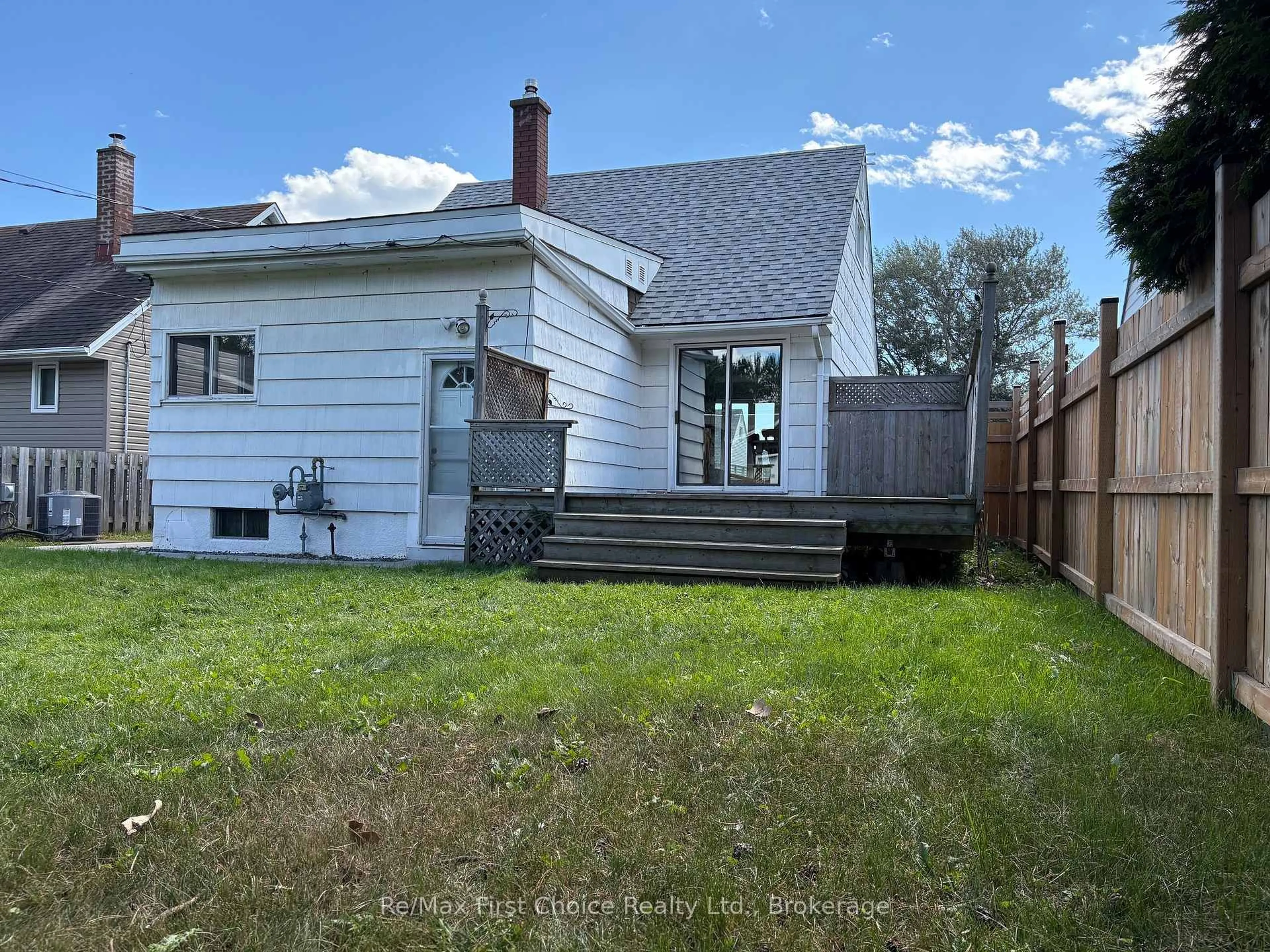 A pic from outside/outdoor area/front of a property/back of a property/a pic from drone, unknown for 271 Christina St, Thunder Bay Ontario P7E 4P5