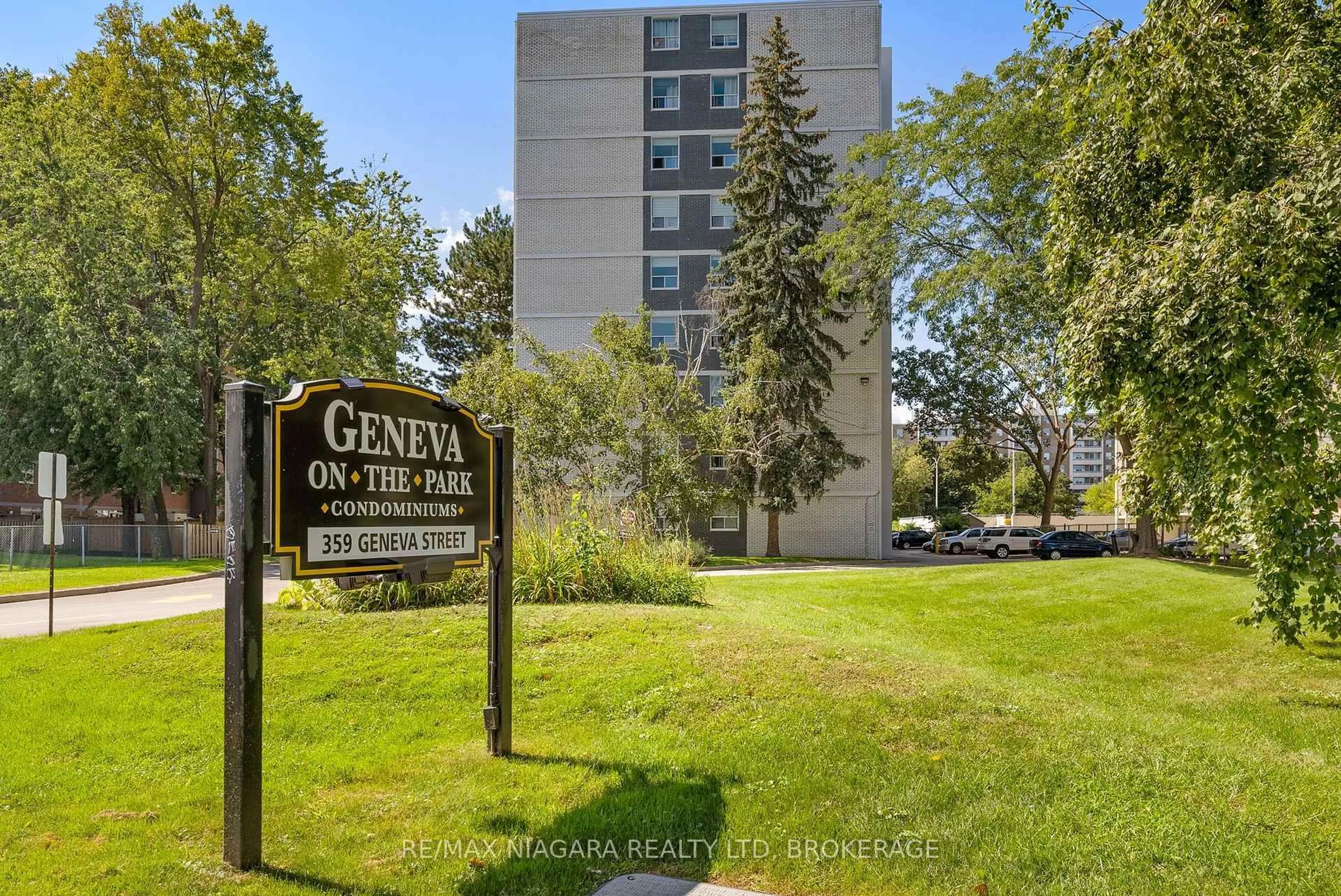 Indoor foyer for 359 Geneva St #1002, St. Catharines Ontario L2N 2G5