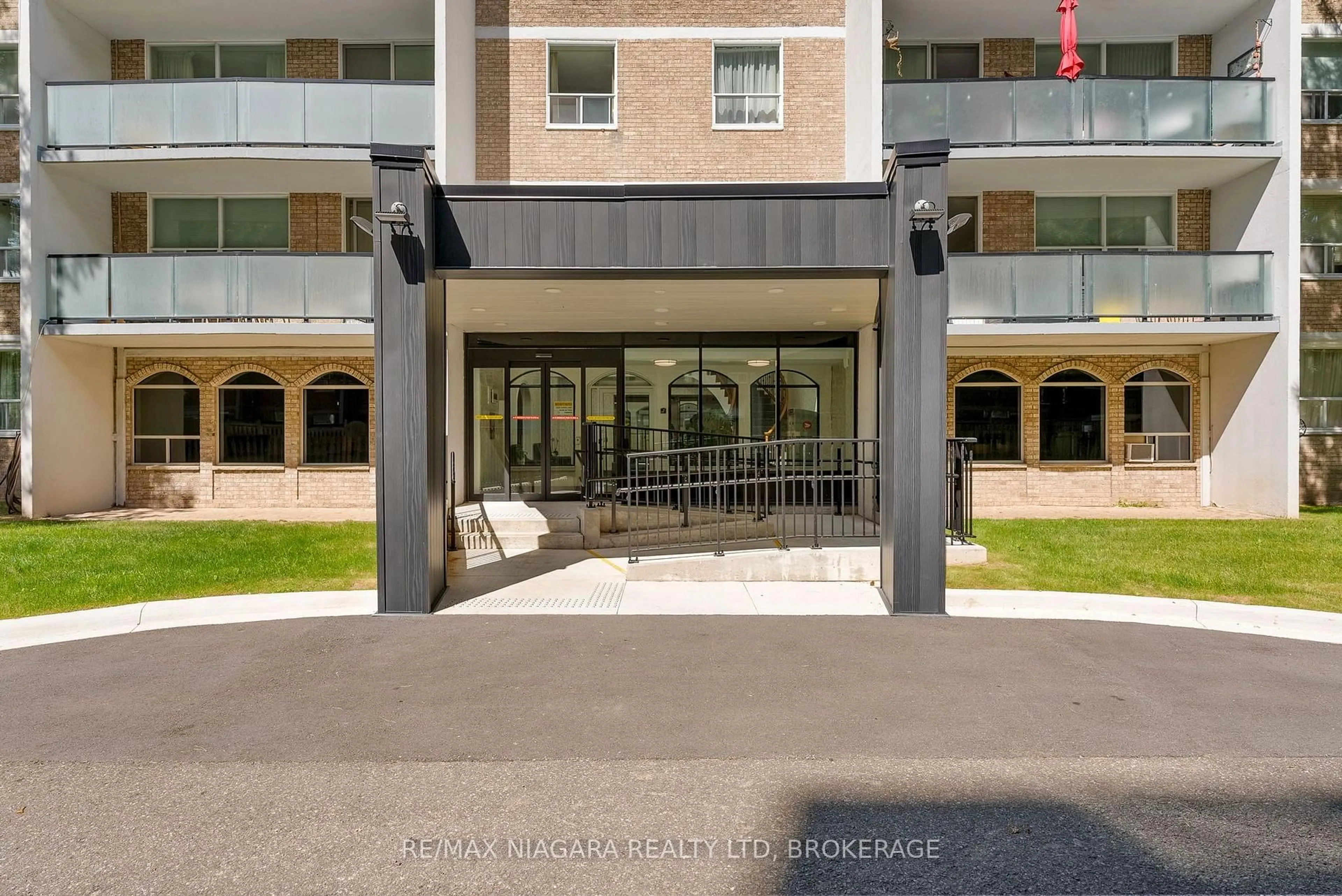 Indoor foyer for 359 Geneva St #1002, St. Catharines Ontario L2N 2G5
