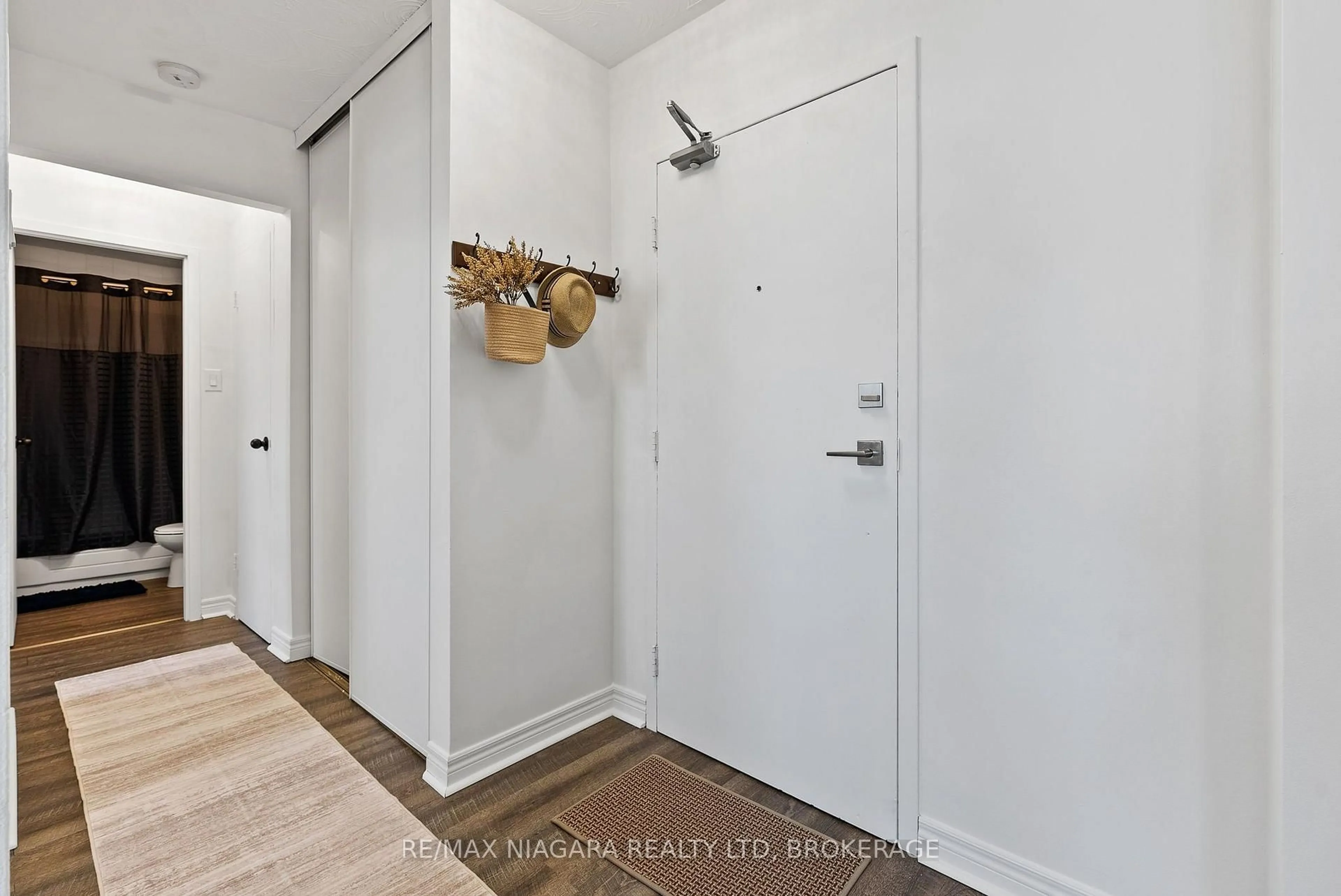 Indoor entryway for 359 Geneva St #1002, St. Catharines Ontario L2N 2G5