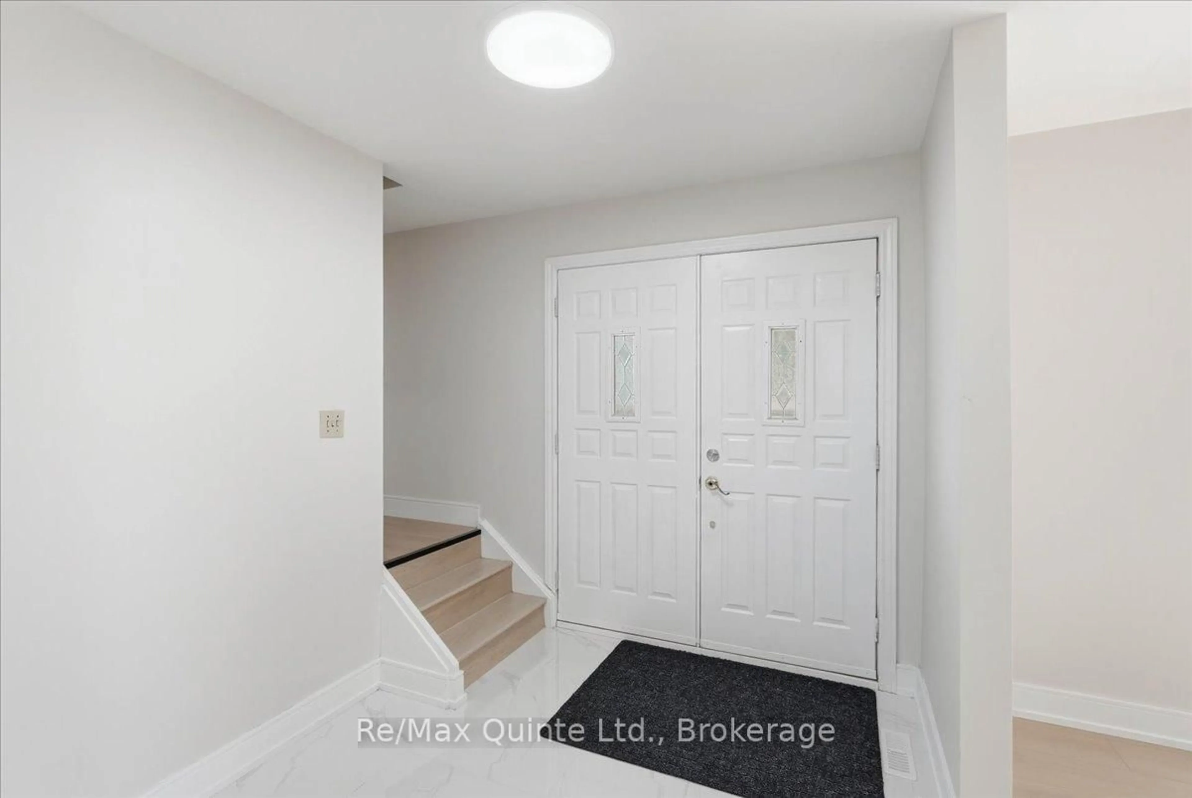 Indoor entryway for 15 Robertson Lane, Belleville Ontario K8P 4C2