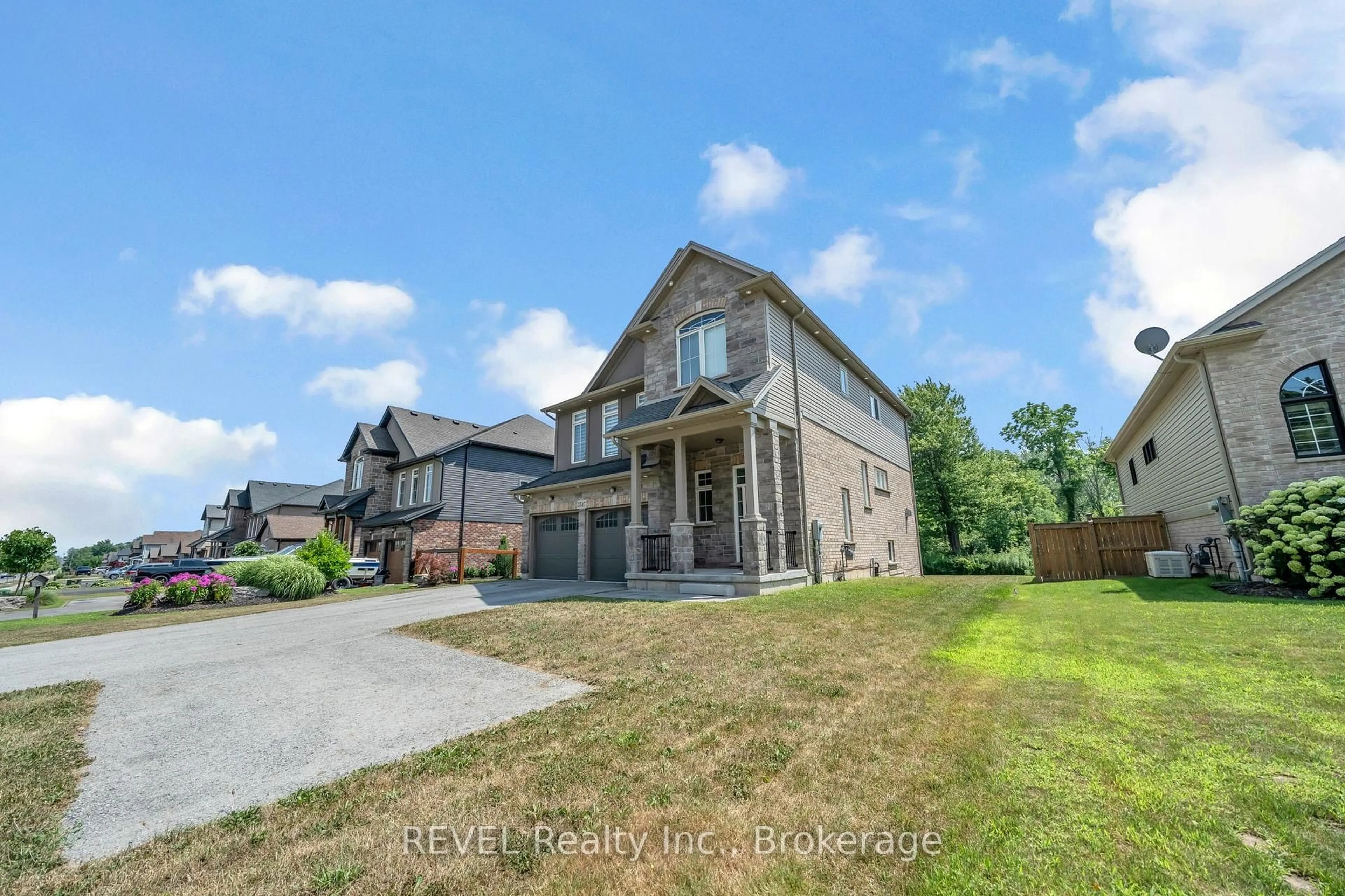 A pic from outside/outdoor area/front of a property/back of a property/a pic from drone, unknown for 3547 Dominion Rd, Fort Erie Ontario L0S 1N0