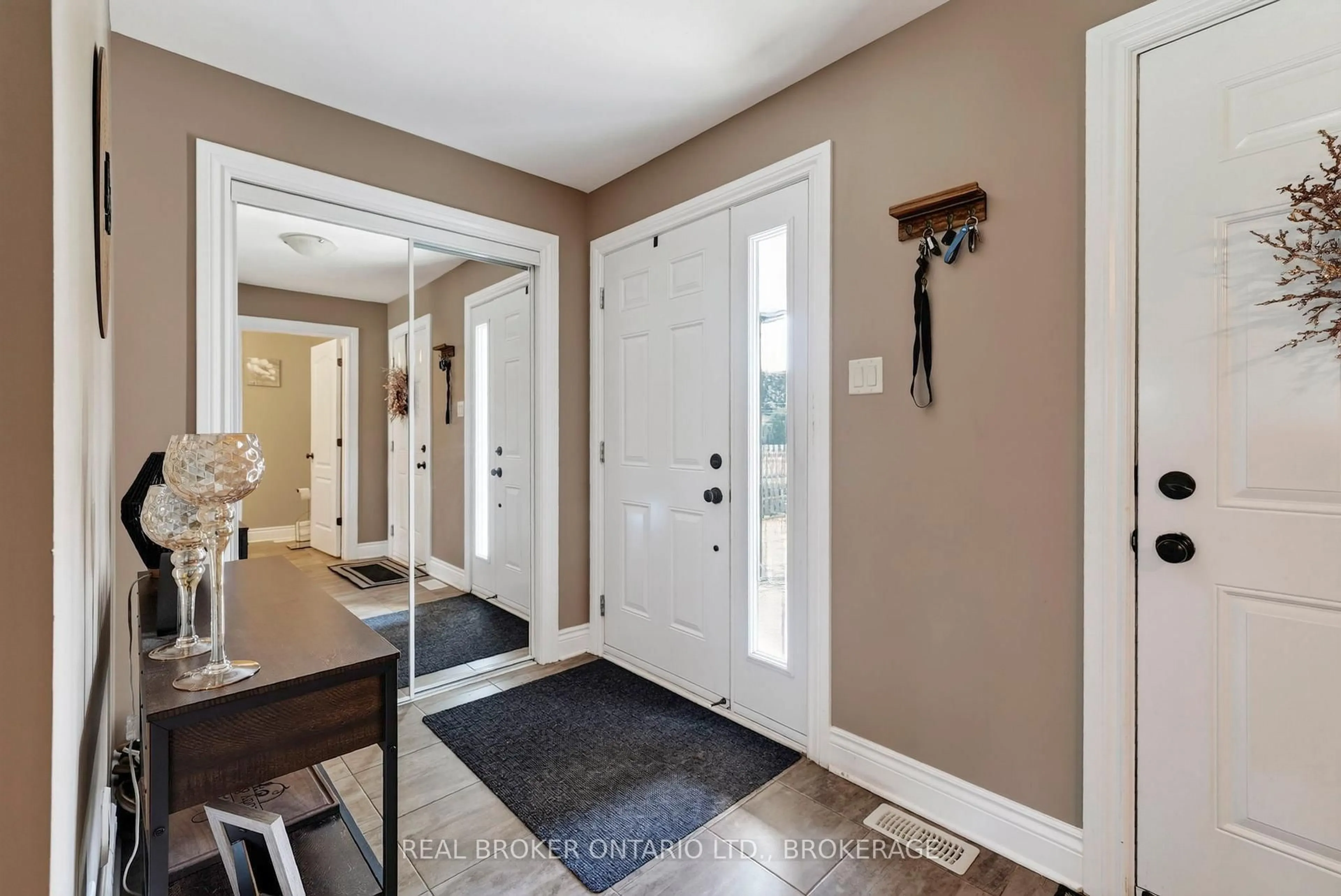 Indoor entryway for 1164 Clement Crt, Cornwall Ontario K6H 4N1