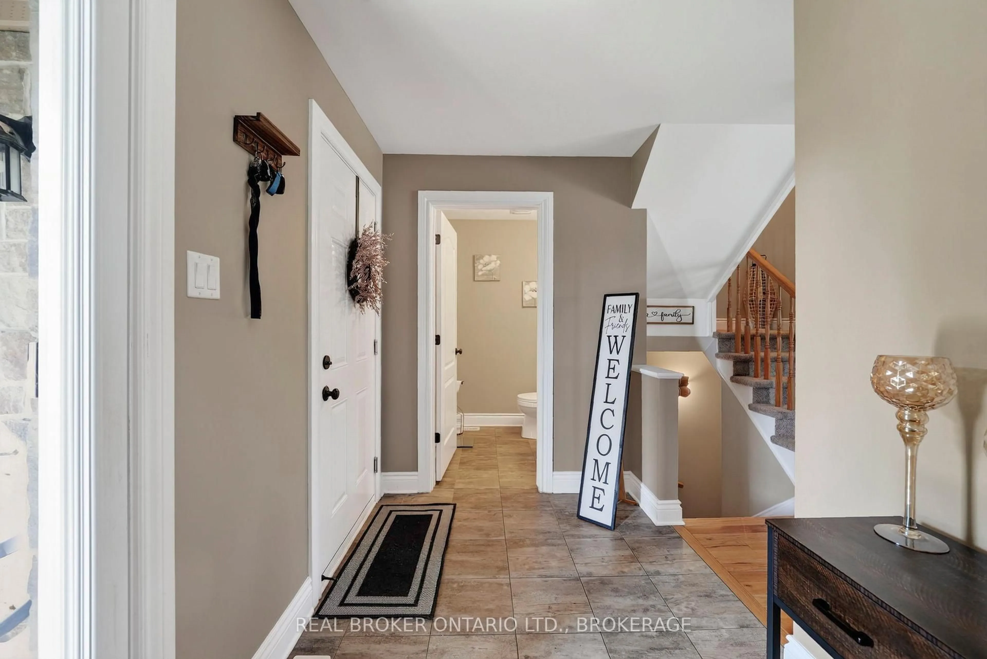 Indoor entryway for 1164 Clement Crt, Cornwall Ontario K6H 4N1