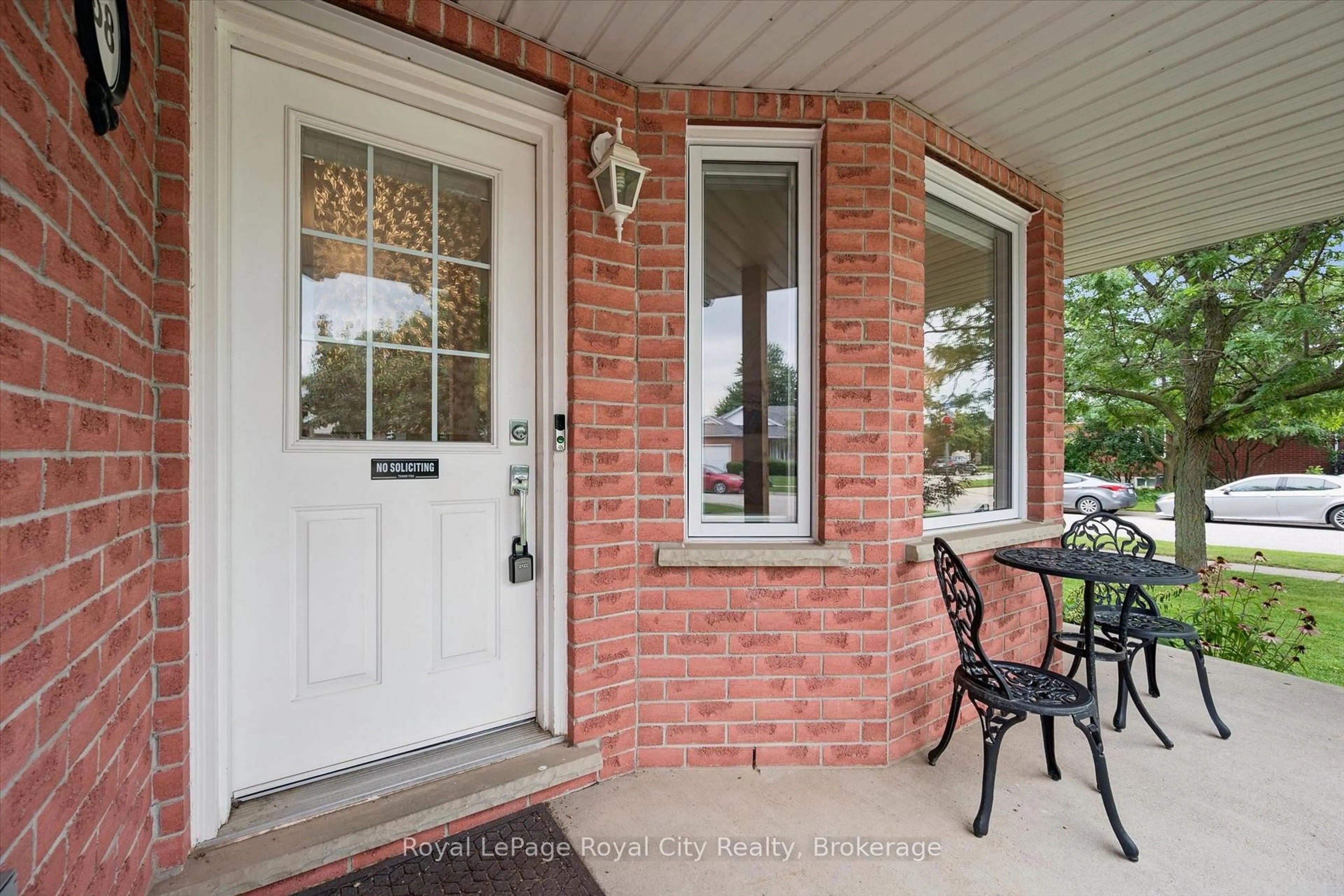 Indoor entryway for 38 Borland Dr, Guelph Ontario N1G 5B5