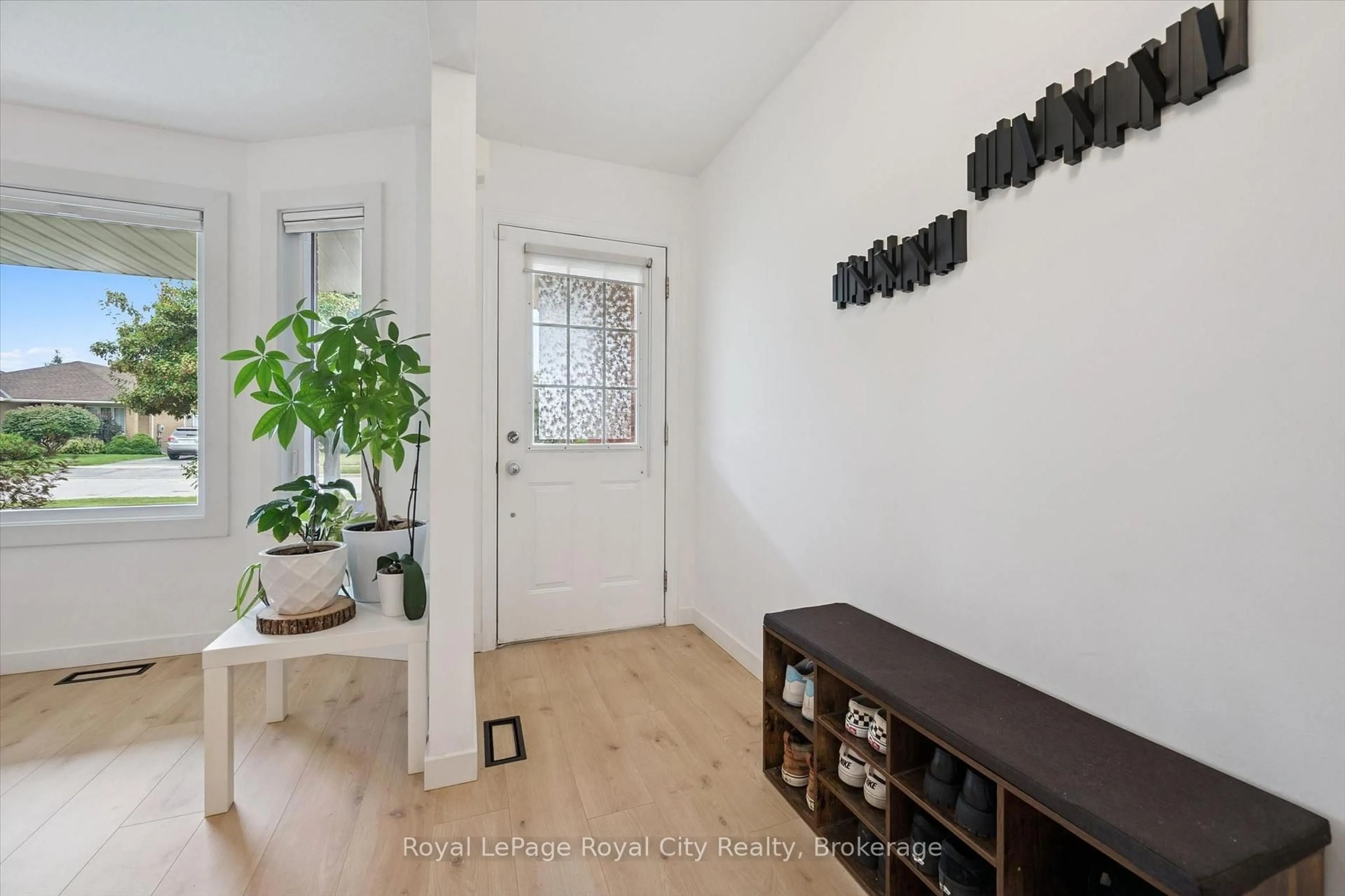Indoor entryway for 38 Borland Dr, Guelph Ontario N1G 5B5