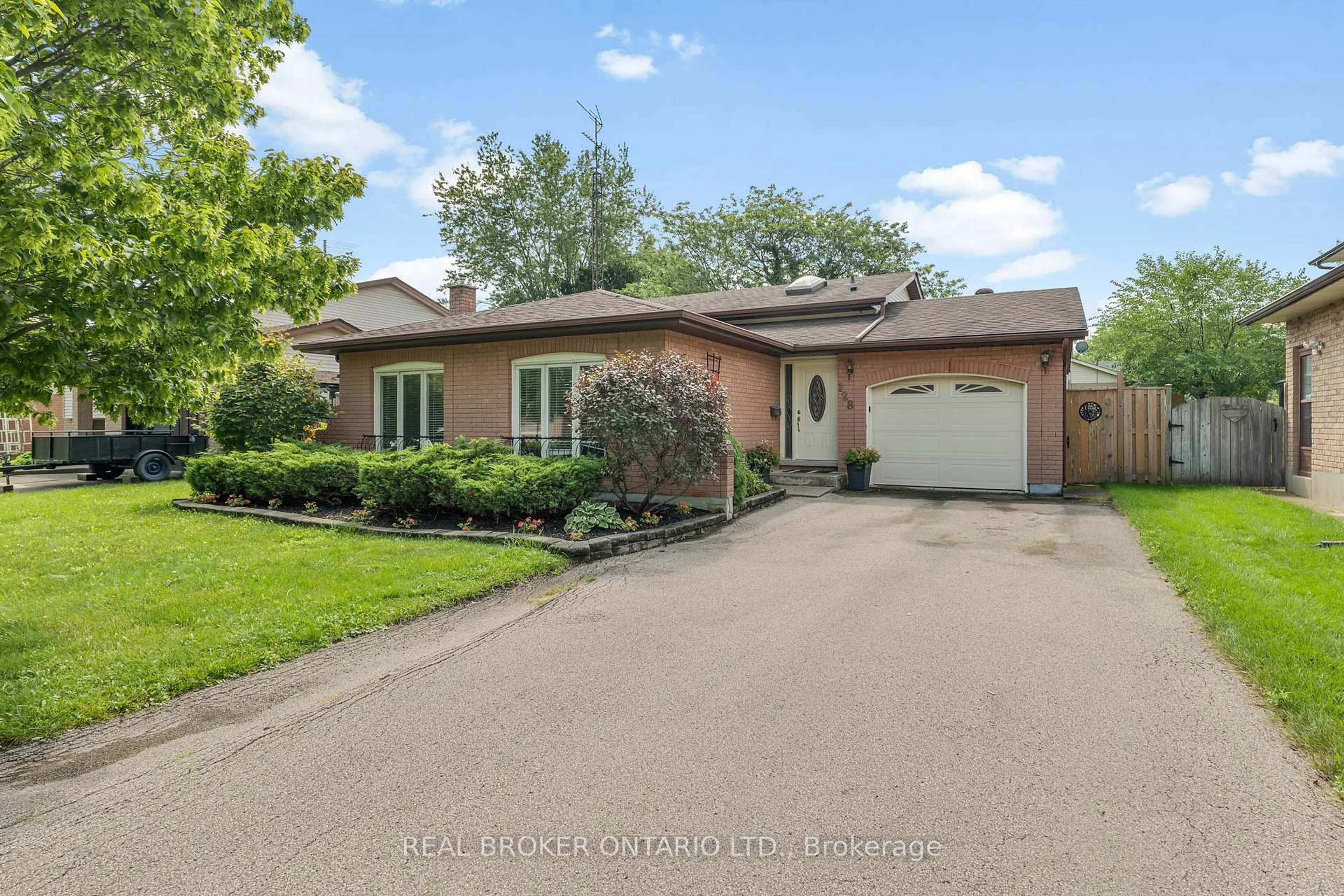 Home with brick exterior material, street for 128 Melissa Cres, Welland Ontario L3C 6N9