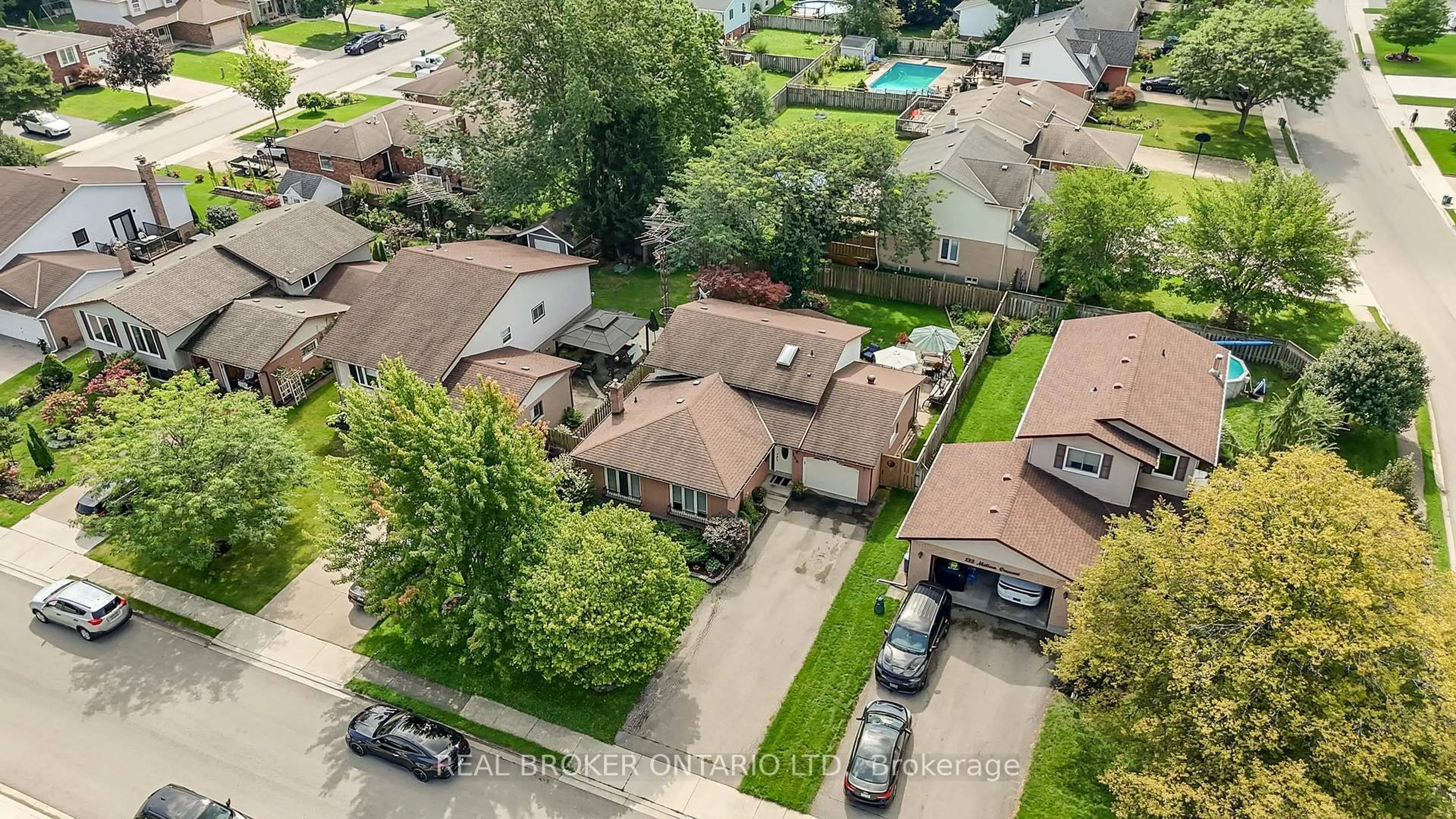 A pic from outside/outdoor area/front of a property/back of a property/a pic from drone, street for 128 Melissa Cres, Welland Ontario L3C 6N9