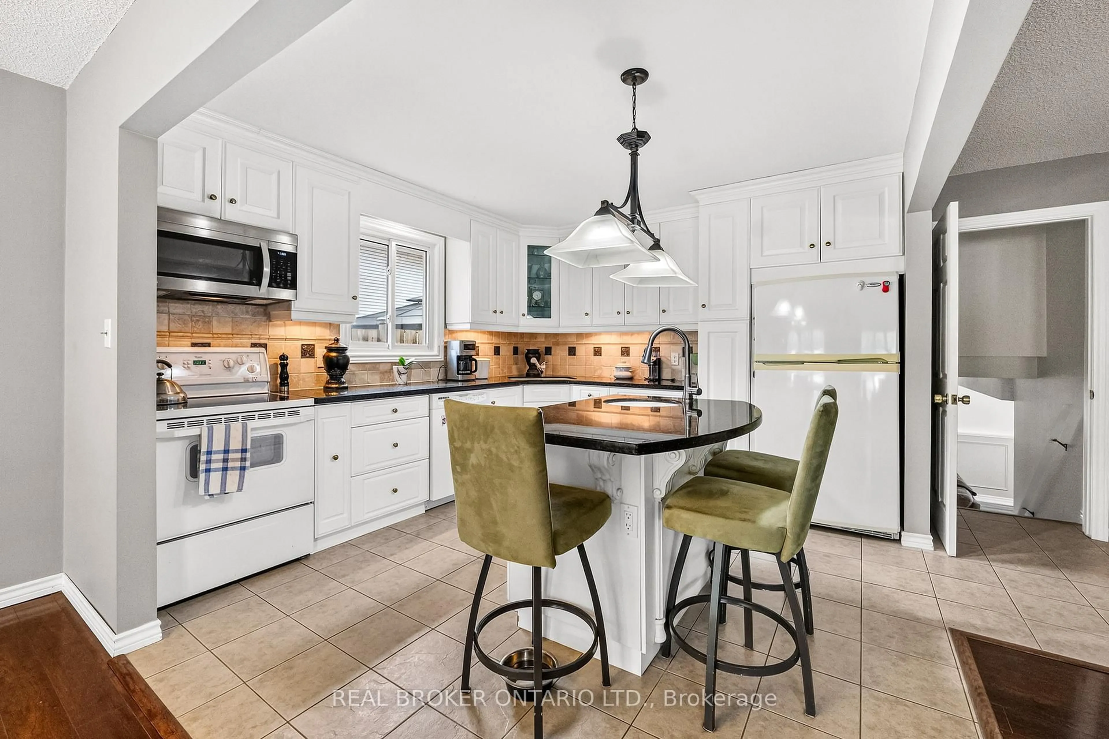 Open concept kitchen, ceramic/tile floor for 128 Melissa Cres, Welland Ontario L3C 6N9