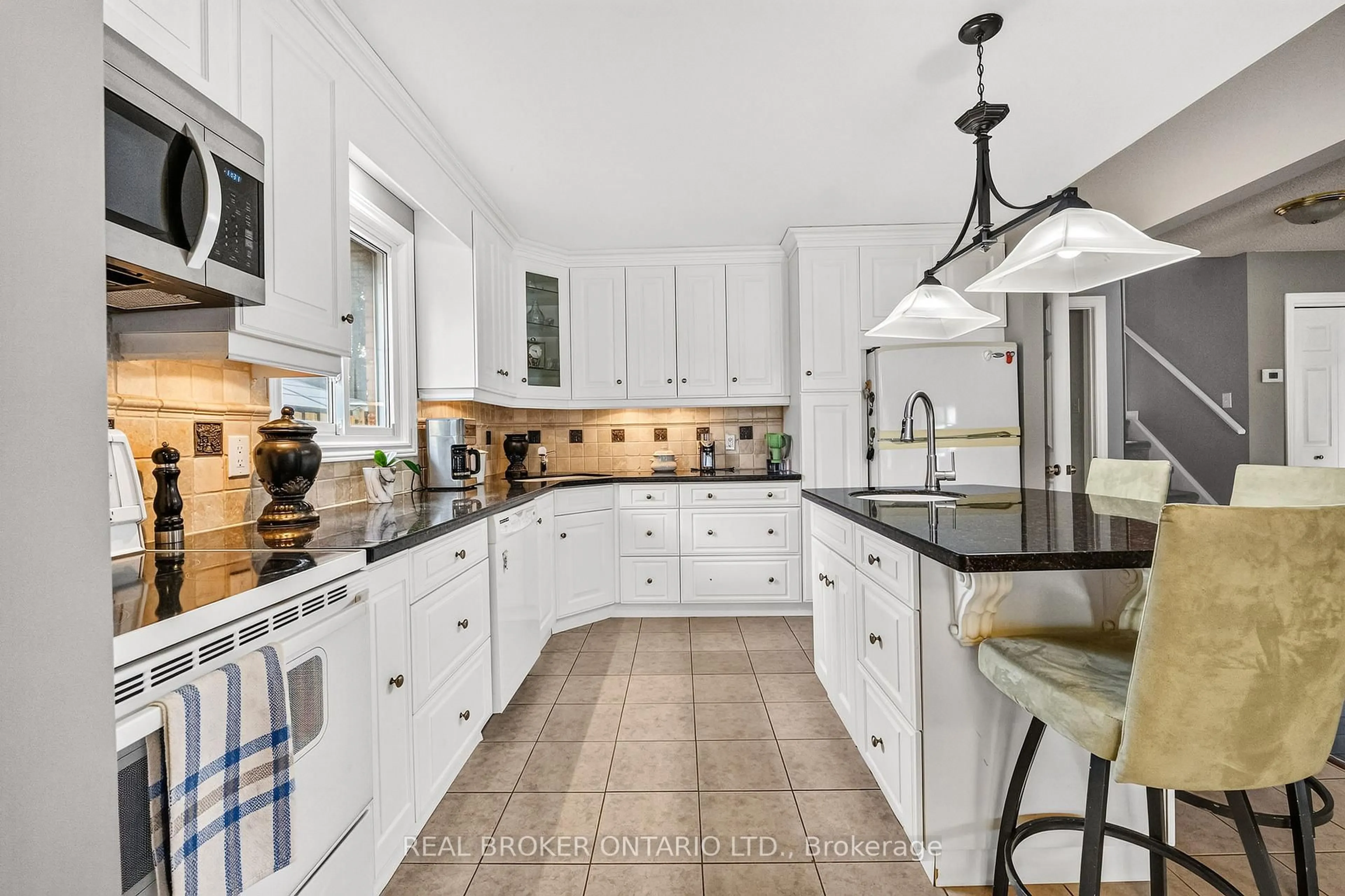 Open concept kitchen, ceramic/tile floor for 128 Melissa Cres, Welland Ontario L3C 6N9