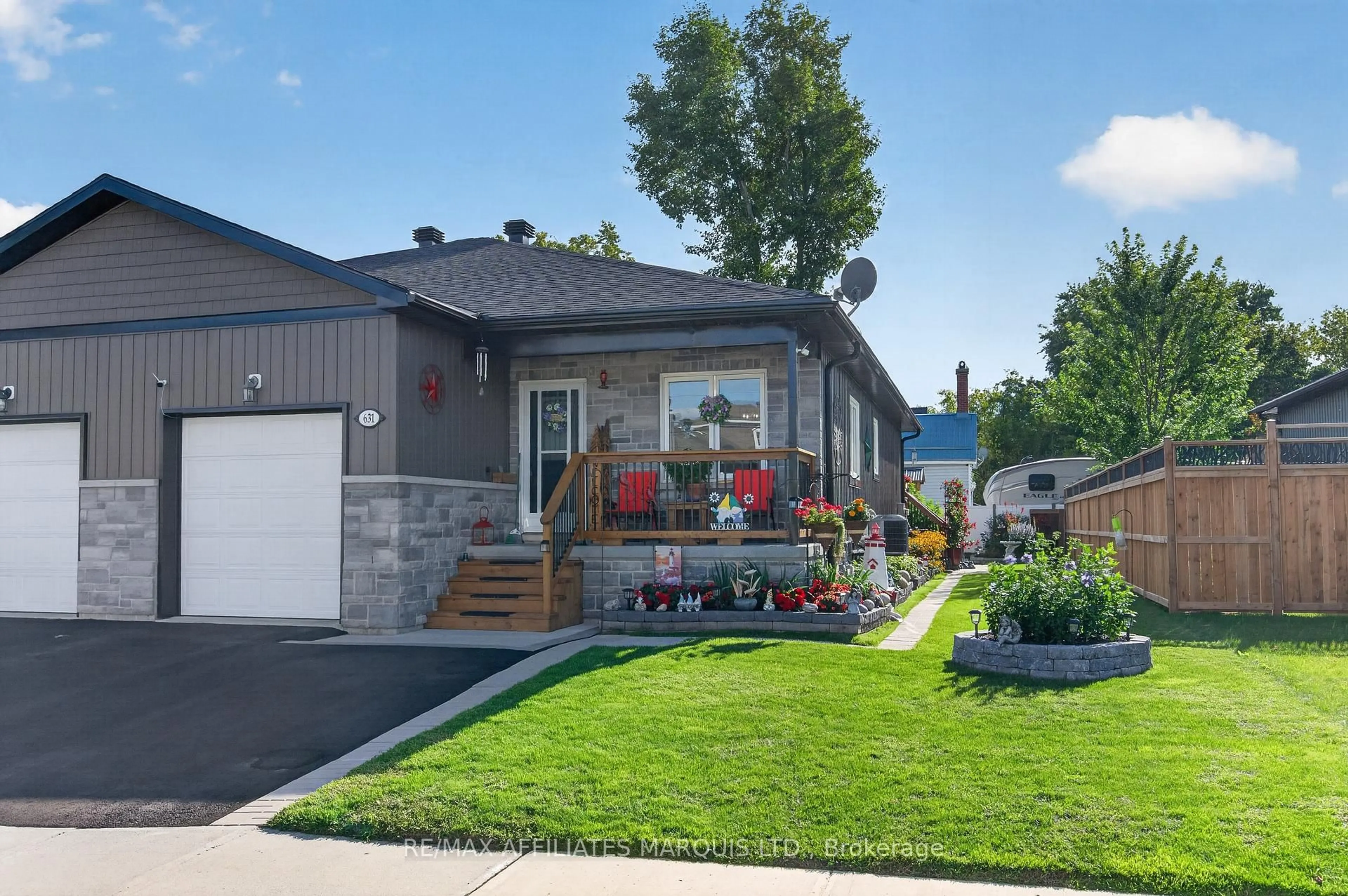 Home with vinyl exterior material, street for 631 St Lawrence St, Prescott Ontario K0E 1T0