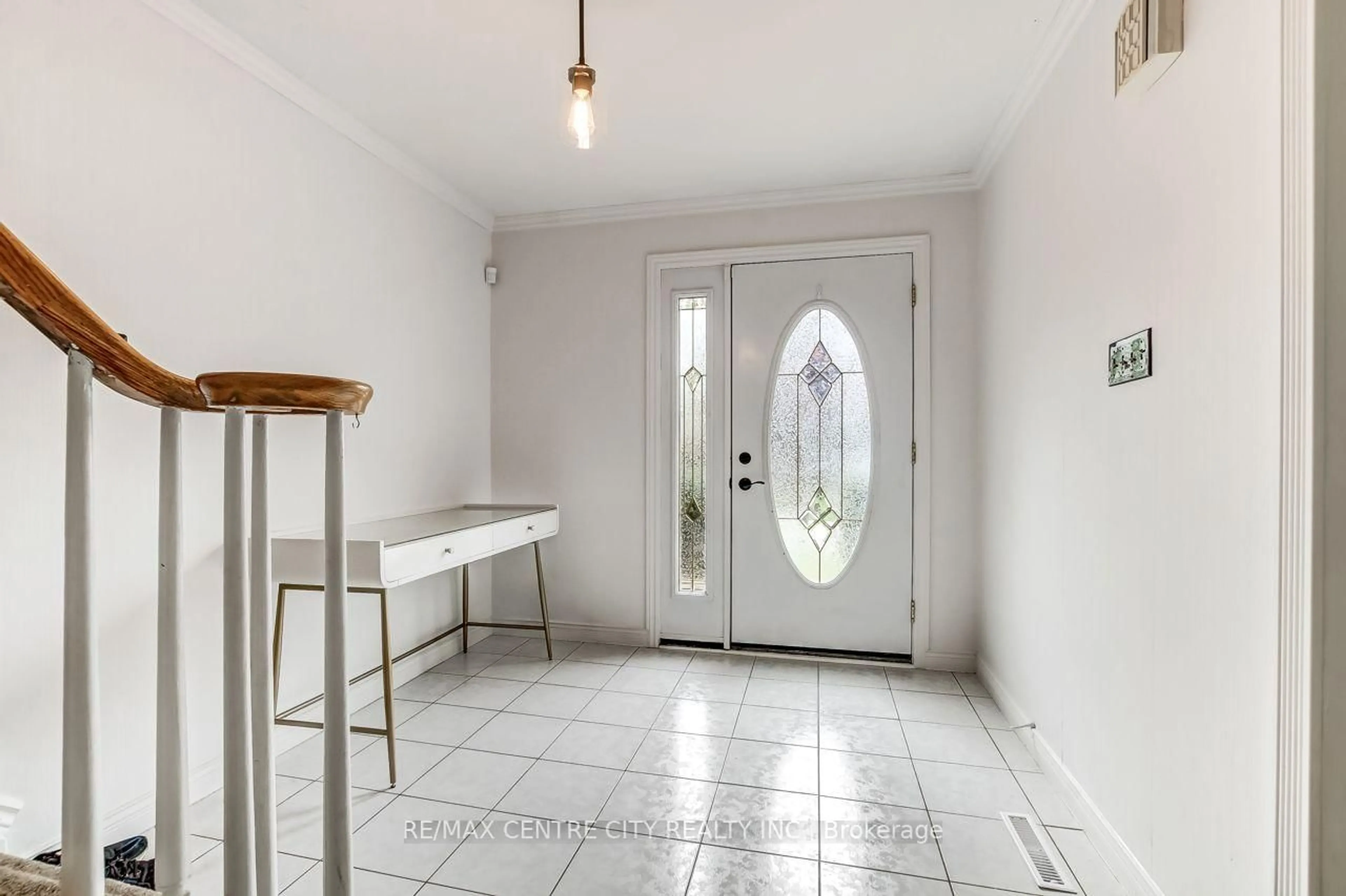 Indoor entryway for 10 Runnymede Cres, London North Ontario N6G 1Z8