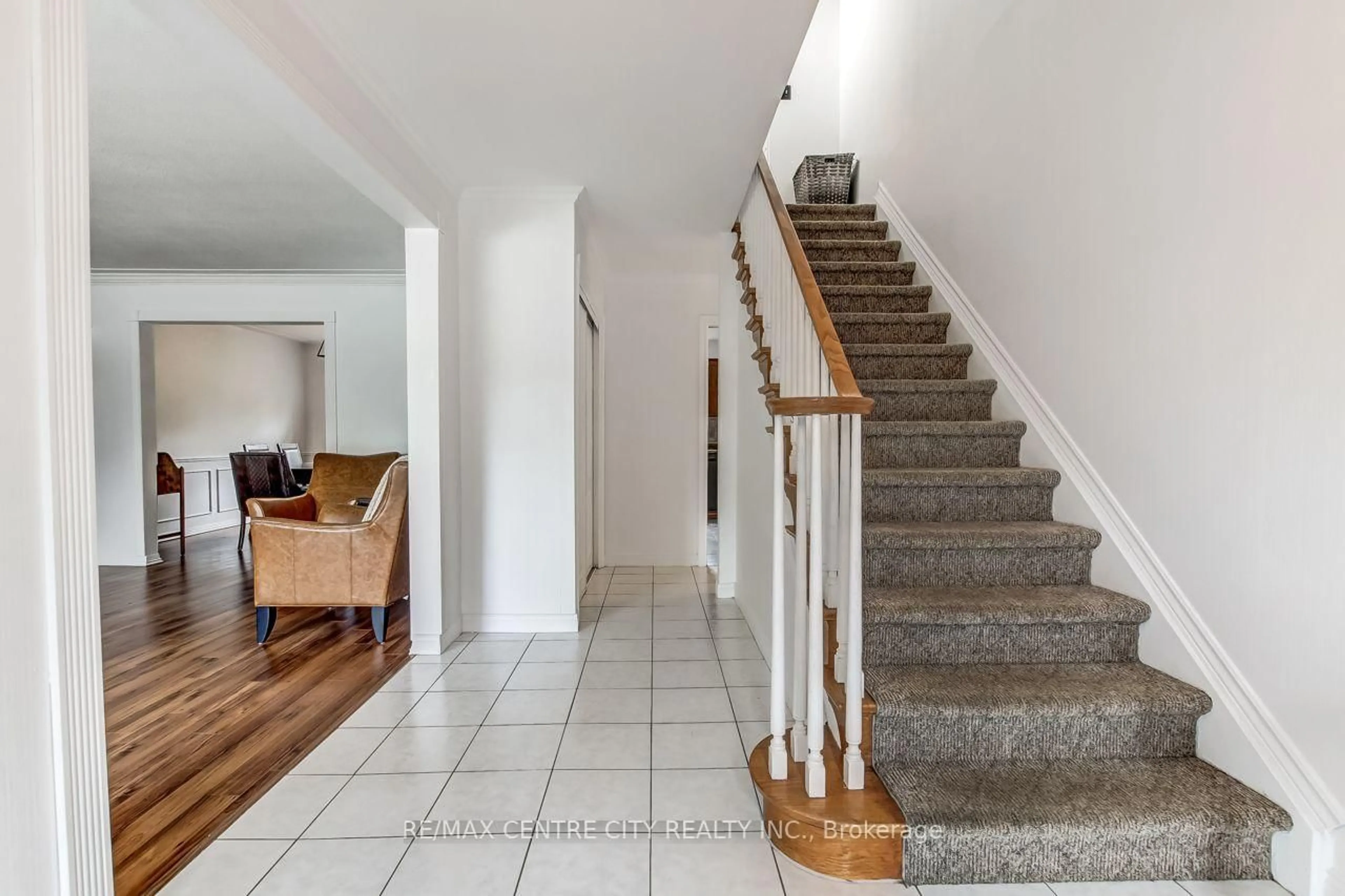 Unknown for 10 Runnymede Cres, London North Ontario N6G 1Z8