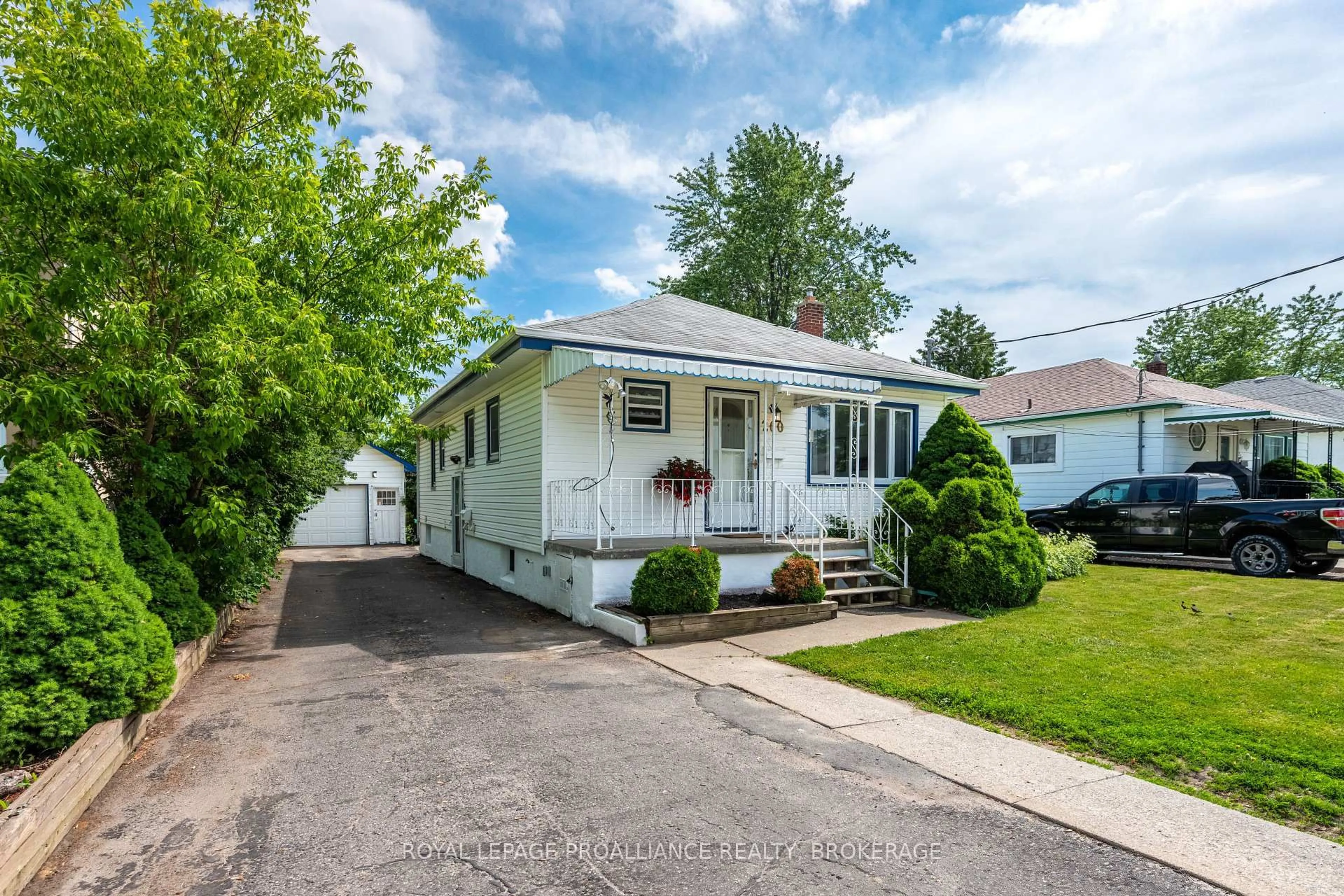 Home with vinyl exterior material, street for 260 Elmwood St, Kingston Ontario K7M 2Y8