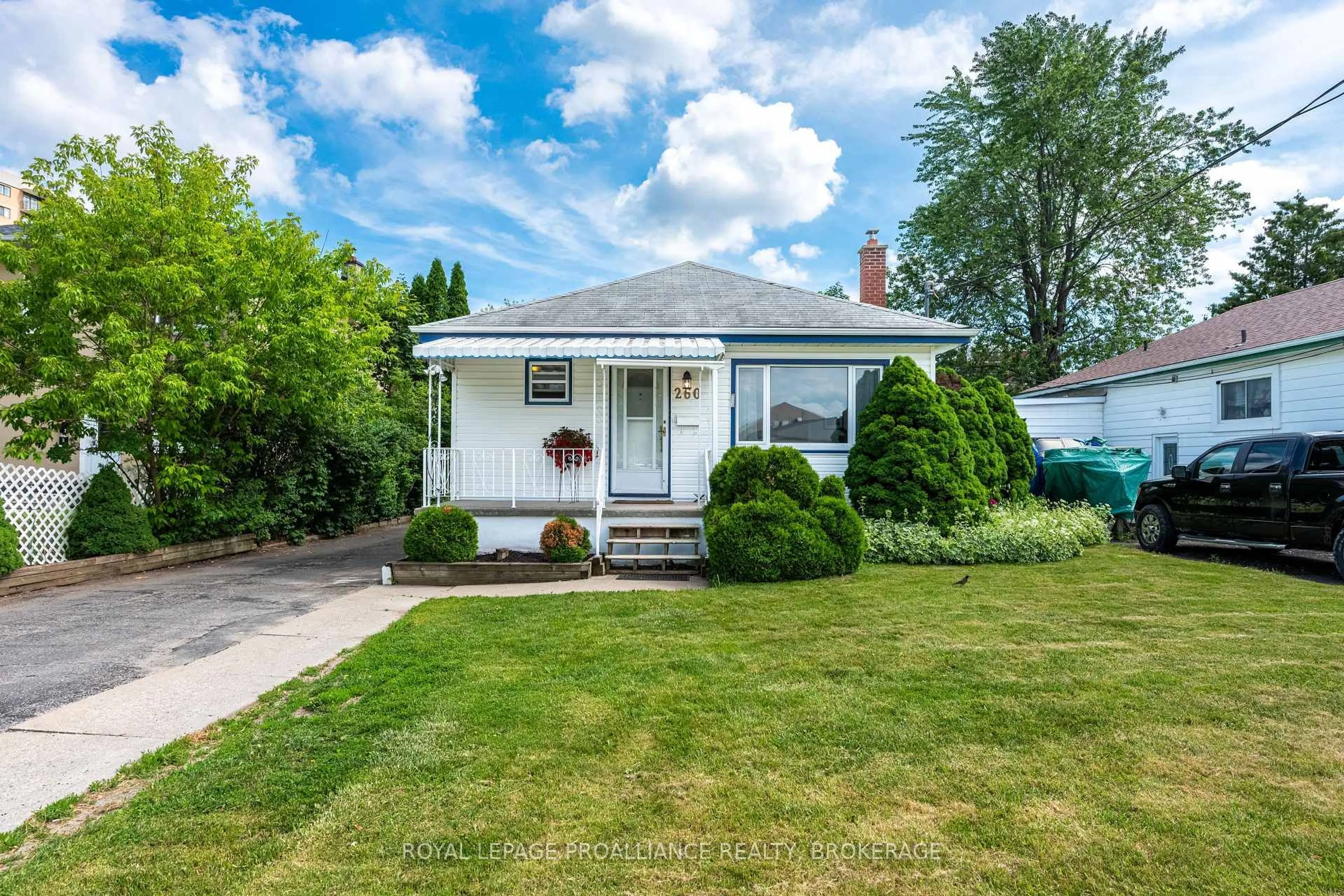 Home with vinyl exterior material, street for 260 Elmwood St, Kingston Ontario K7M 2Y8