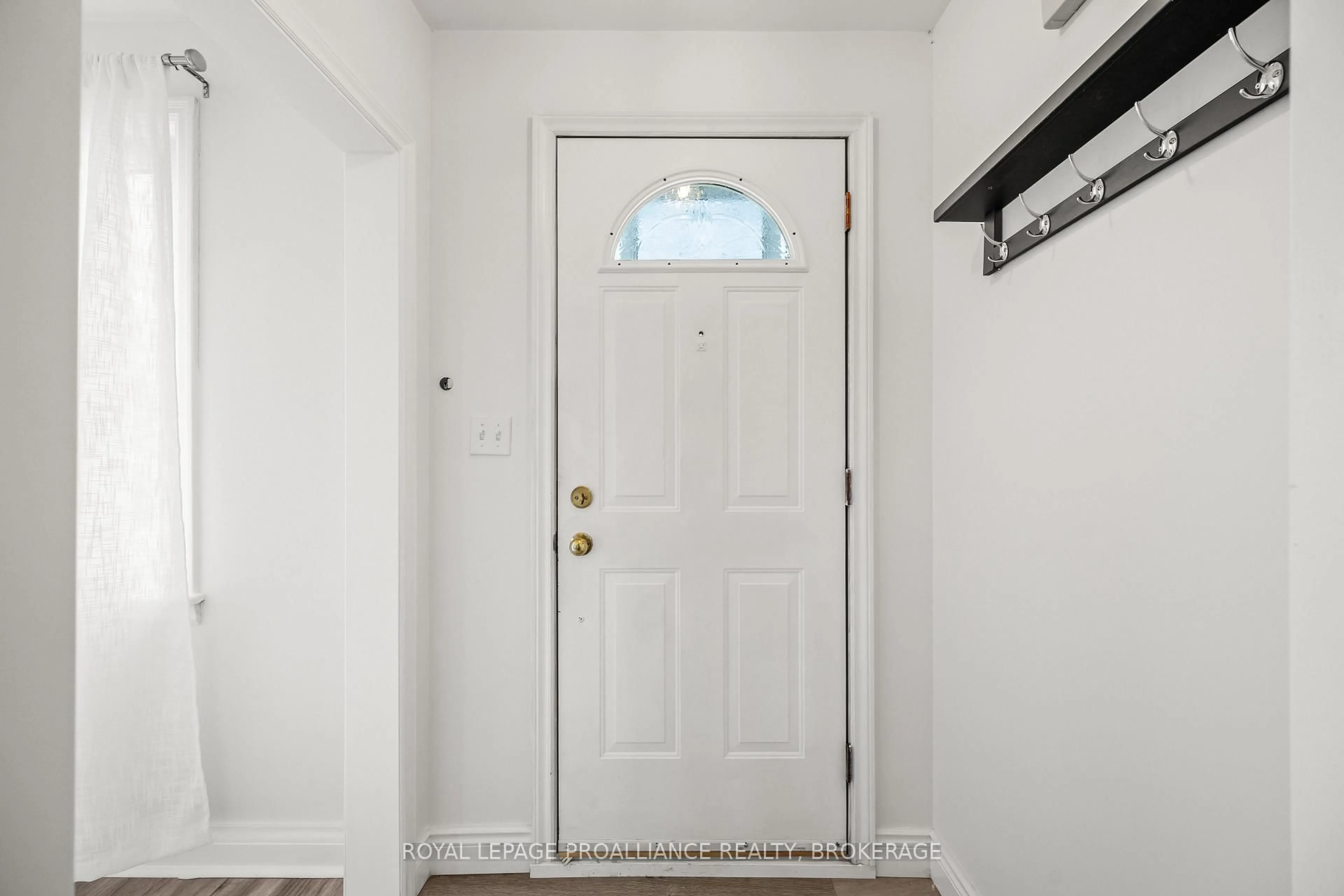 Indoor entryway for 260 Elmwood St, Kingston Ontario K7M 2Y8