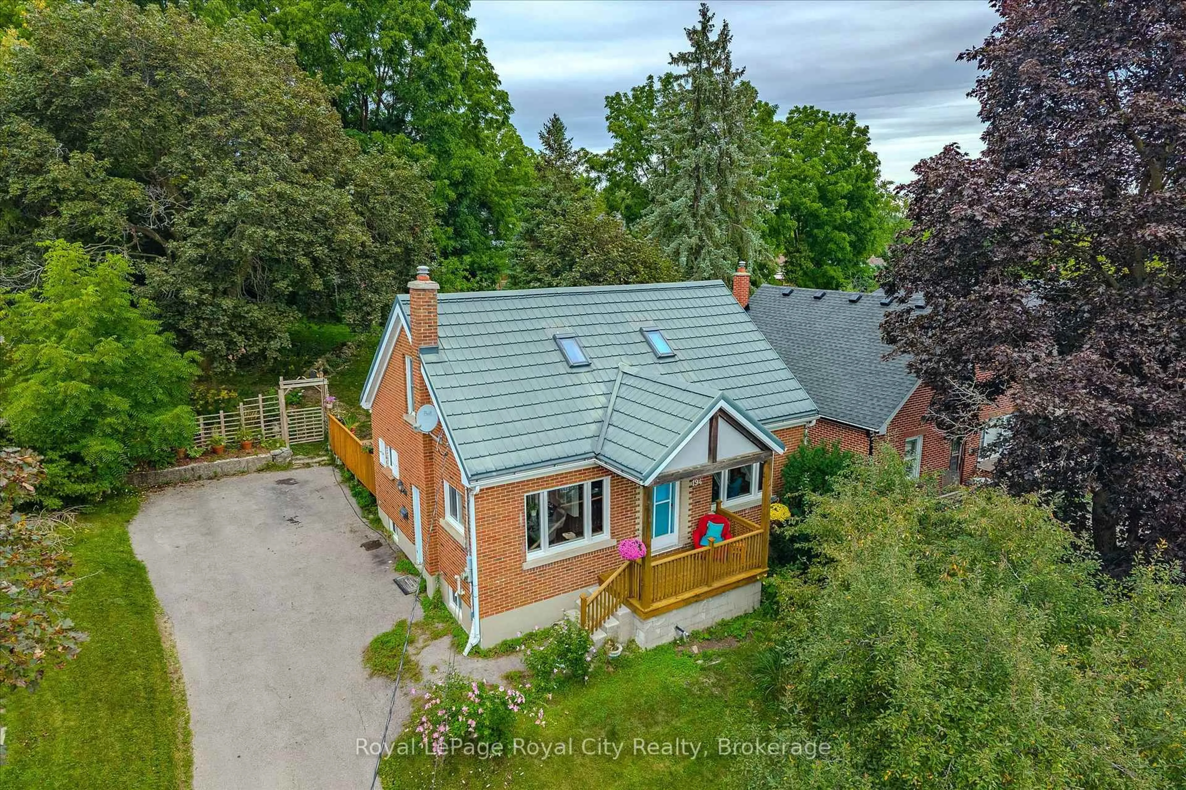 A pic from outside/outdoor area/front of a property/back of a property/a pic from drone, street for 194 Grove St, Guelph Ontario N1E 2W7