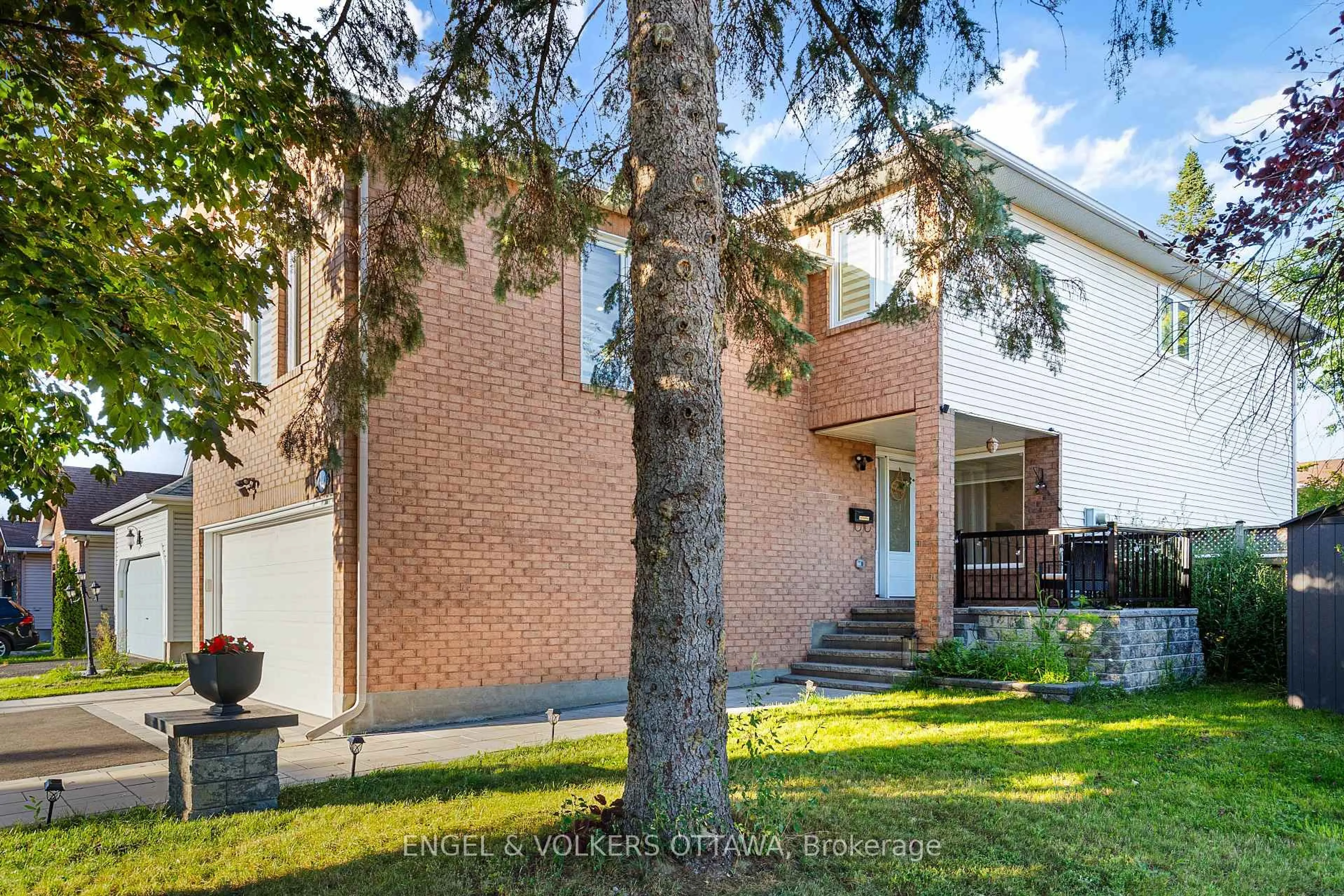 Home with brick exterior material, street for 6529 Tooney Dr, Ottawa Ontario K1C 7G9