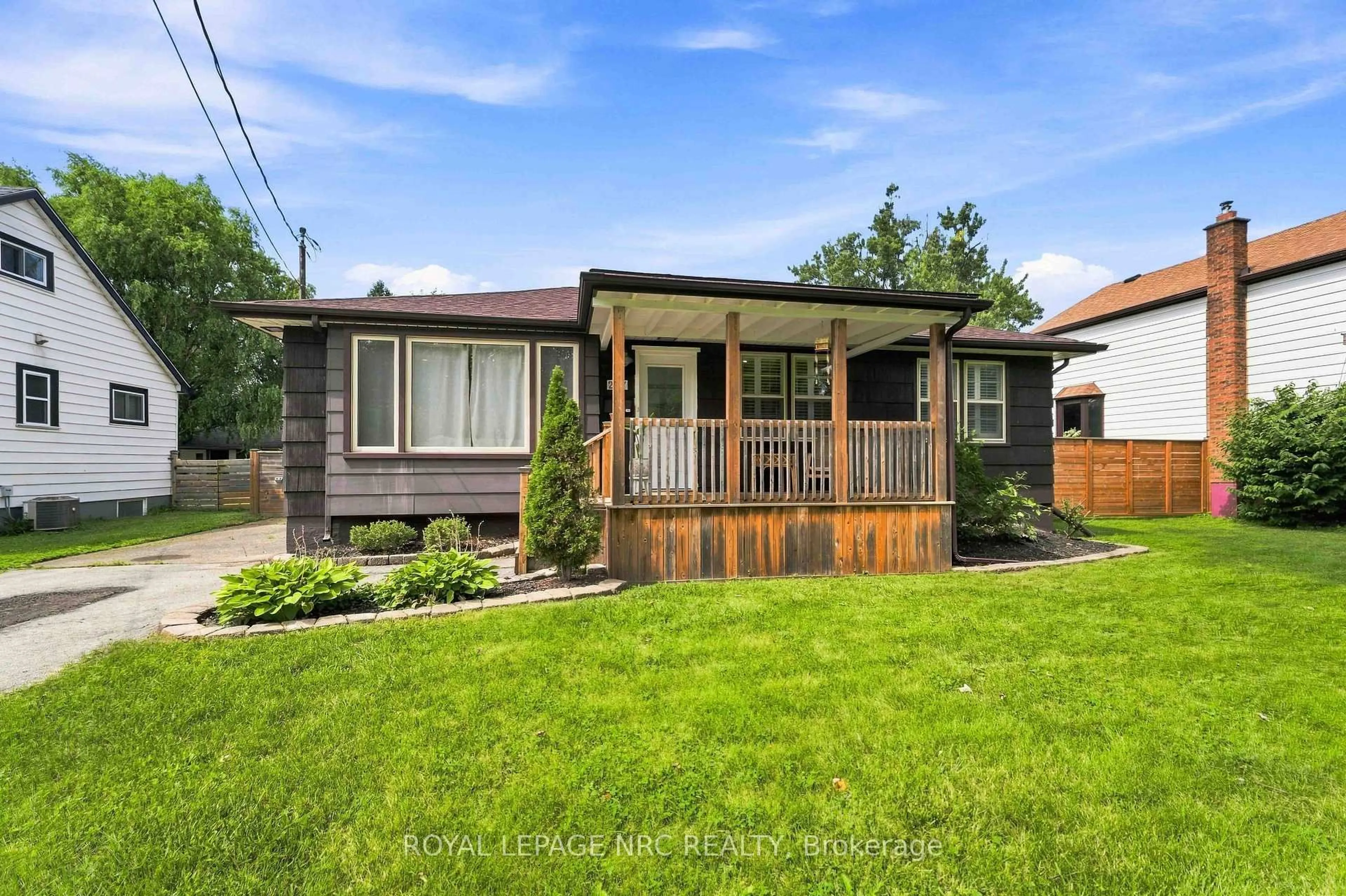 Home with vinyl exterior material, street for 287 First Ave, Welland Ontario L3C 1Z1
