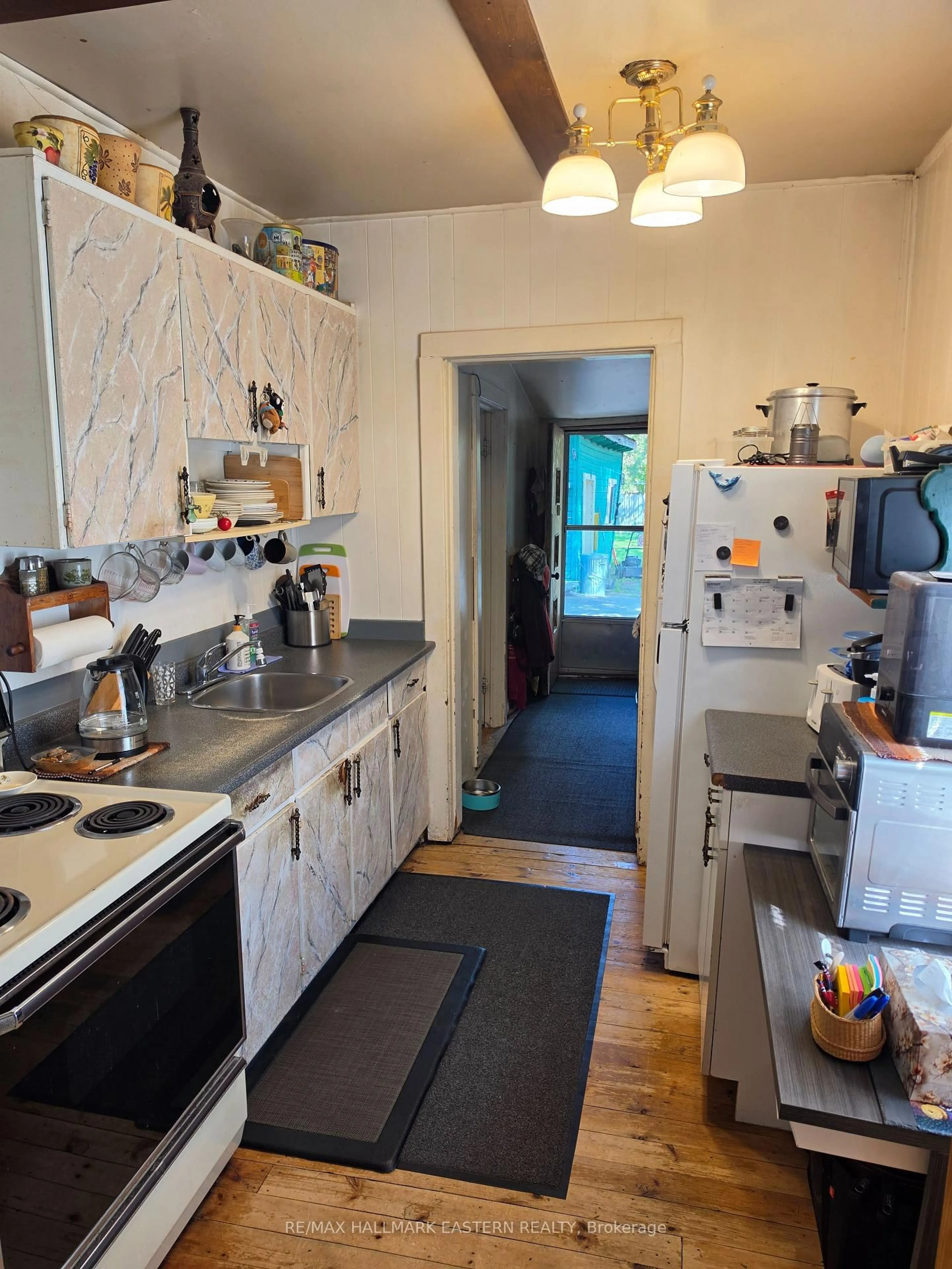 Standard kitchen, unknown for 532 Rogers St, Peterborough Ontario K9H 1X2